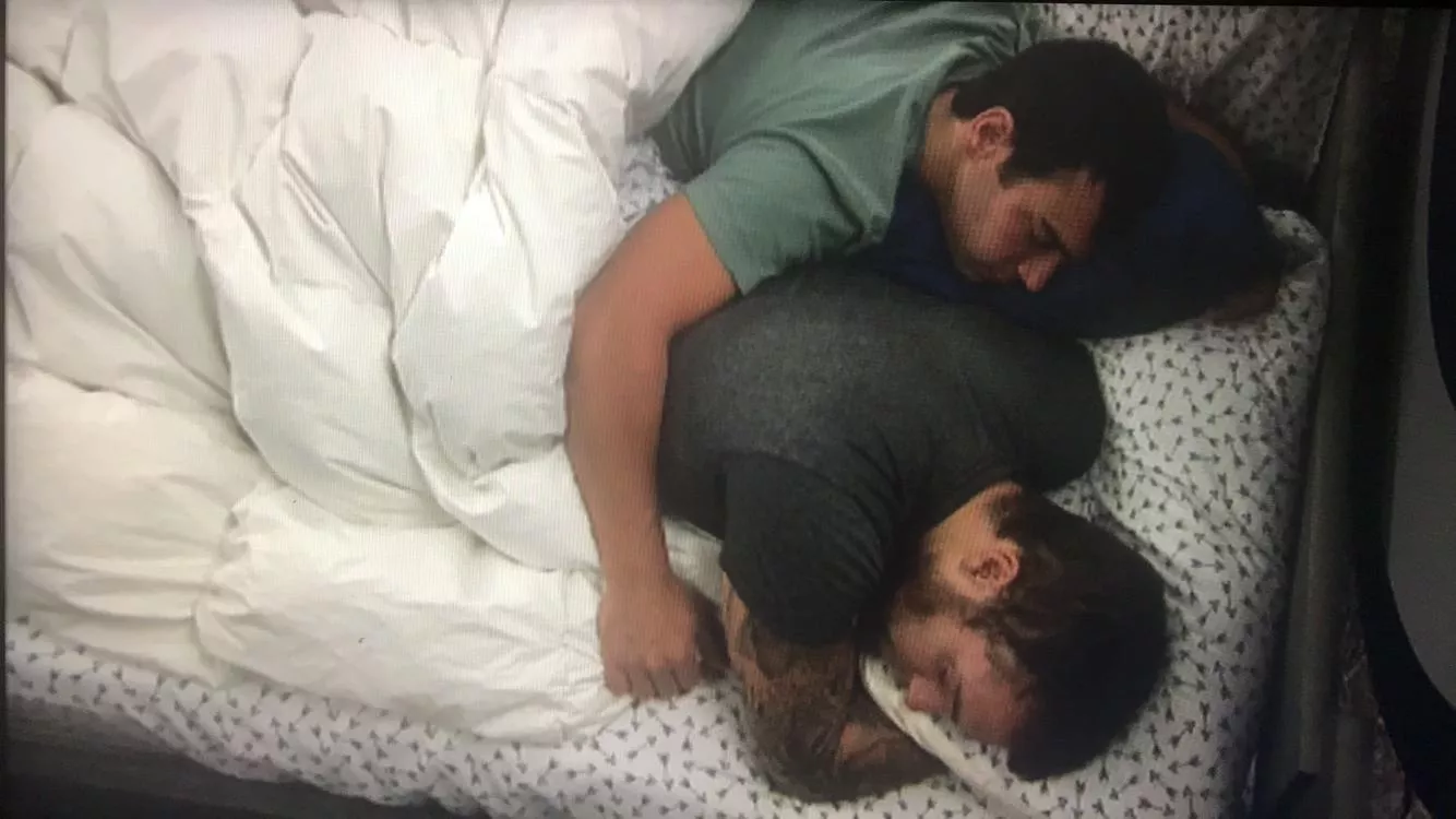 nick adn tommy cuddling?