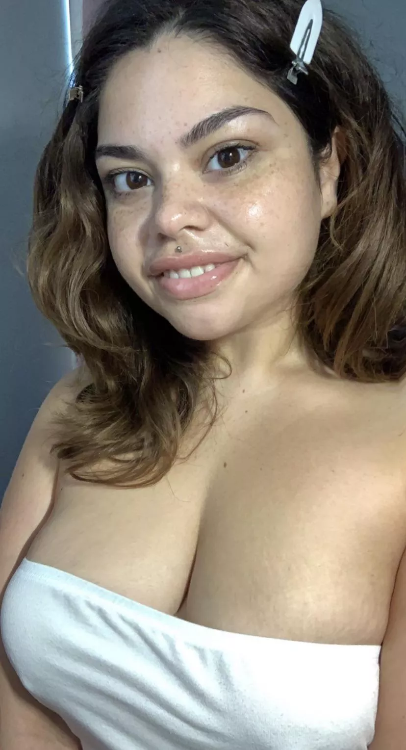 No makeup ✅ no bra ✅