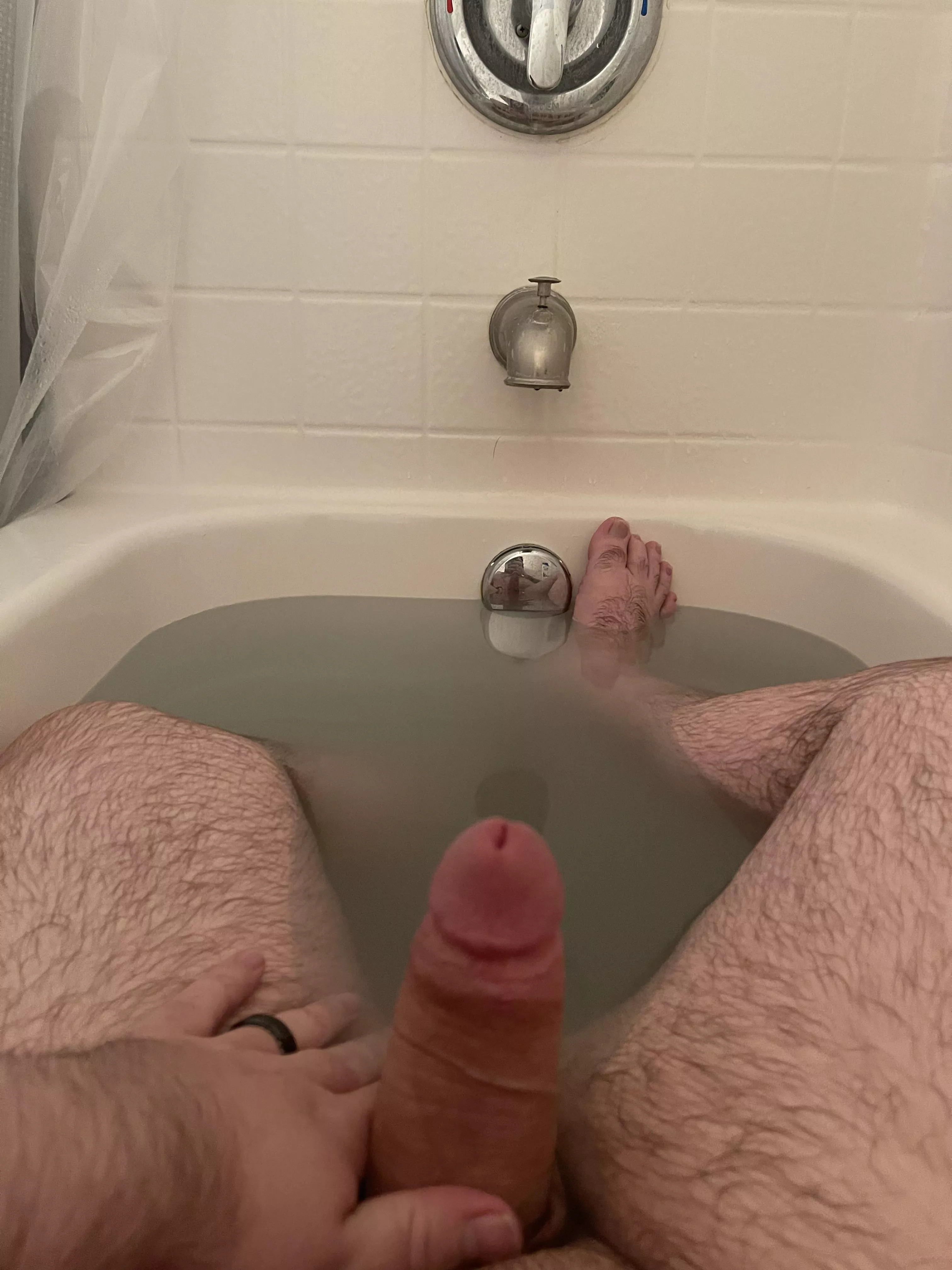 Nothing makes me more horny that a hot bath! Who wants to make it hotter? 🥵