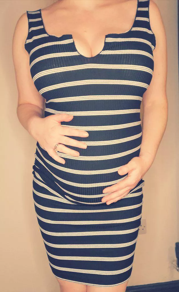 Nothing sexier than a tight dress on a baby baby bump 💋