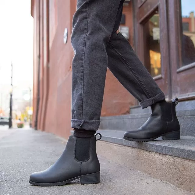 Now's the perfect time to start looking for a pair of fall boots! I love chelsea boots.