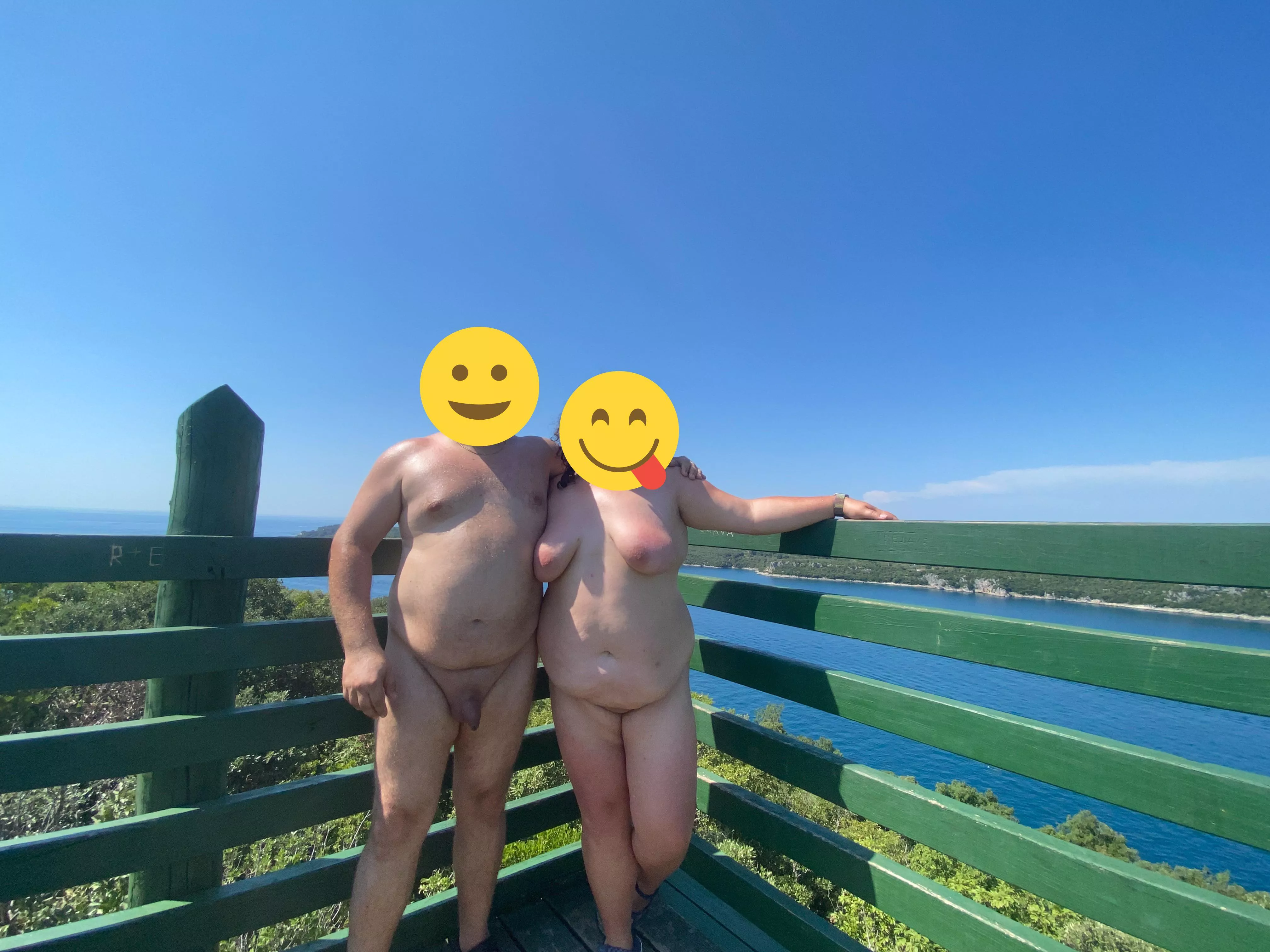 Nude hikking