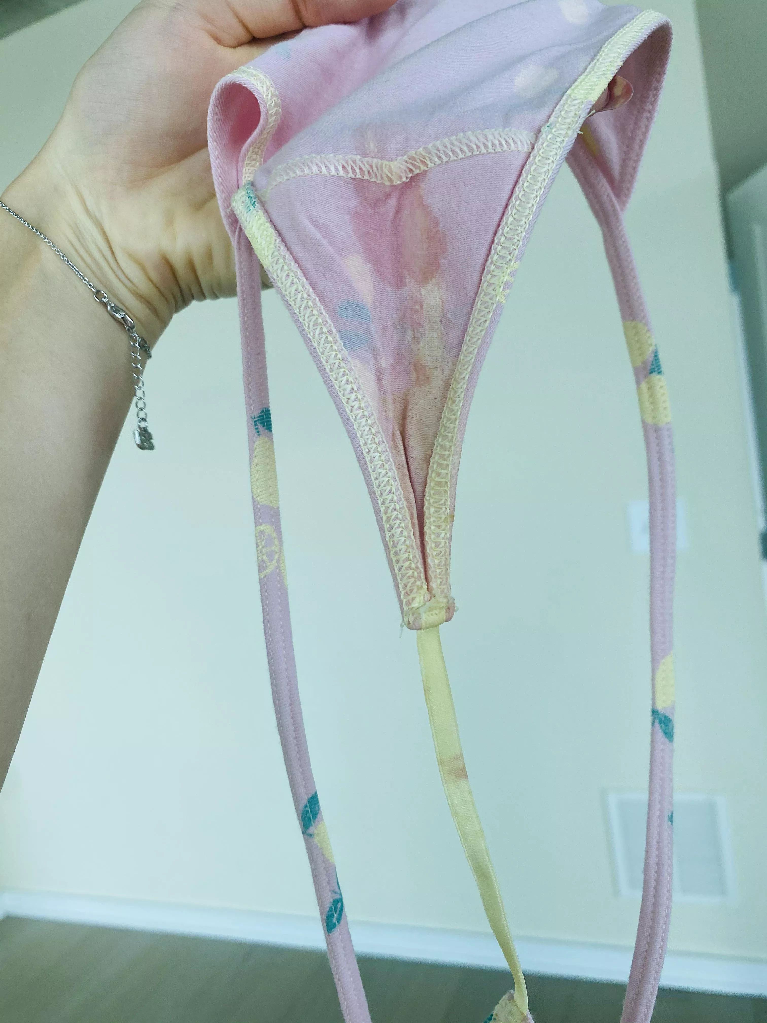 [oc][f18]Tiny g string is so smelly now..) Do you like stains guys?🍑