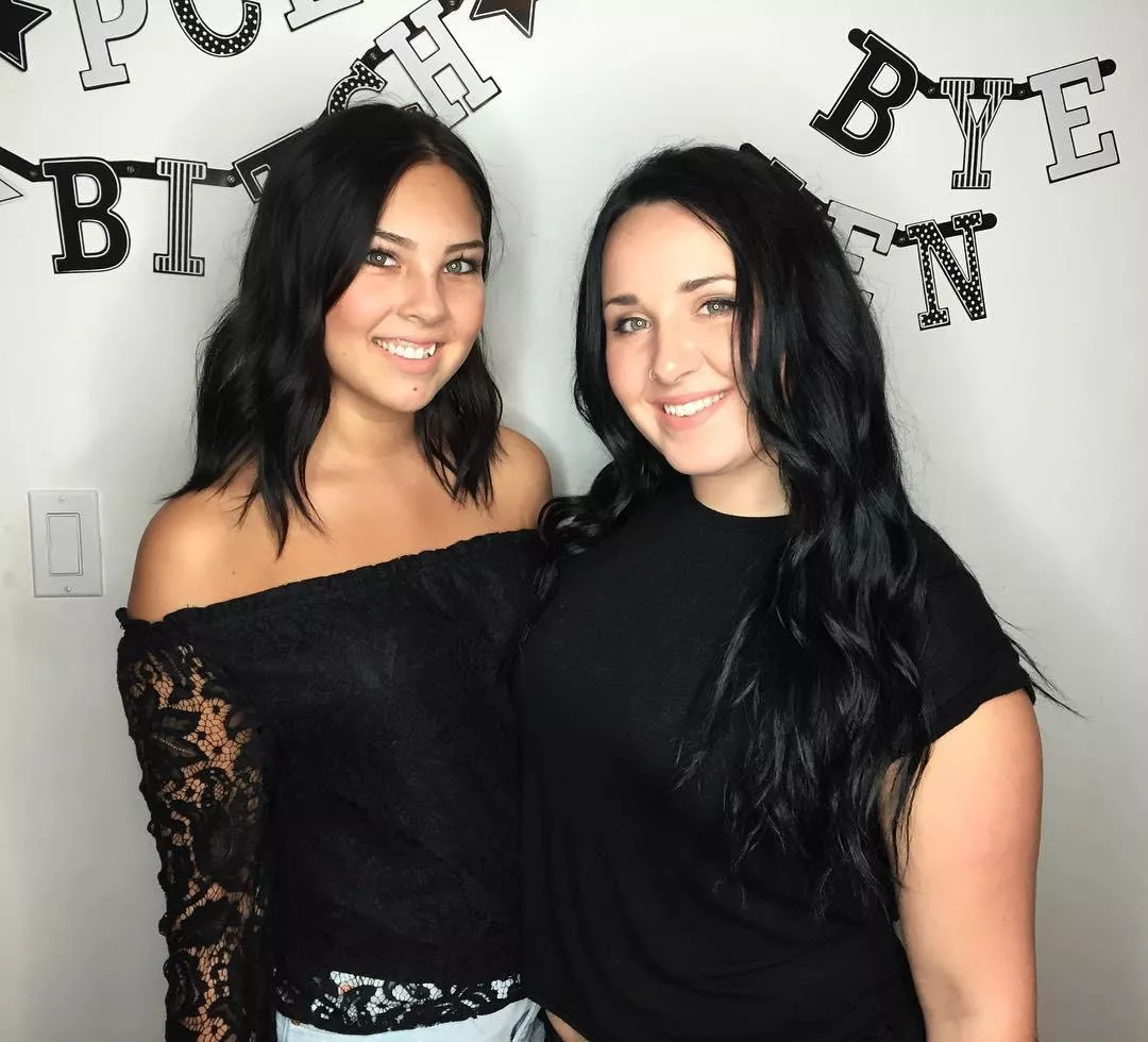 One gets dick in her ass every weekend💩🍆, One is a straight A student 👩‍🎓. Which one is which ?😈