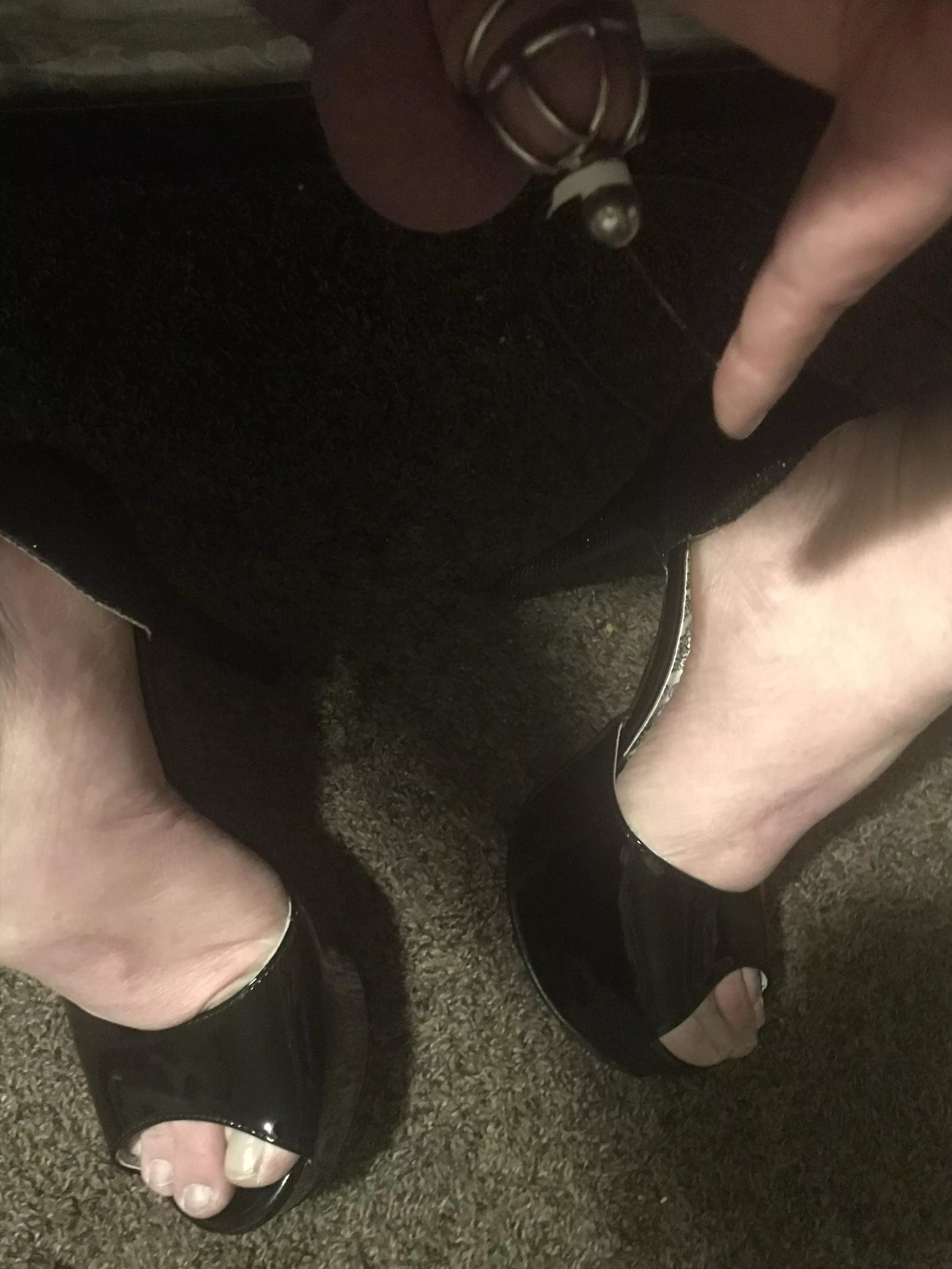 Only been locked up for 20 minutes and already leaking like a faucet. What color should I paint my toes?