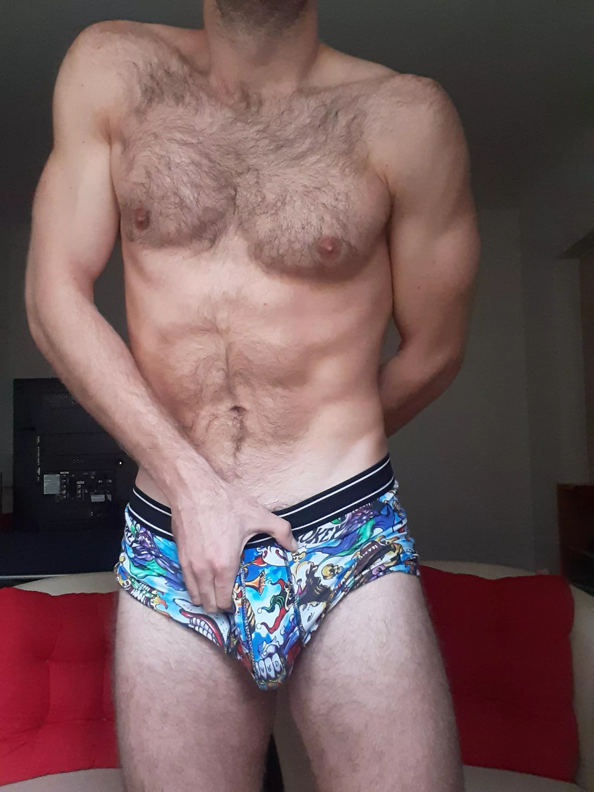 Only ⬆️ if you'd suck this bulge 😈