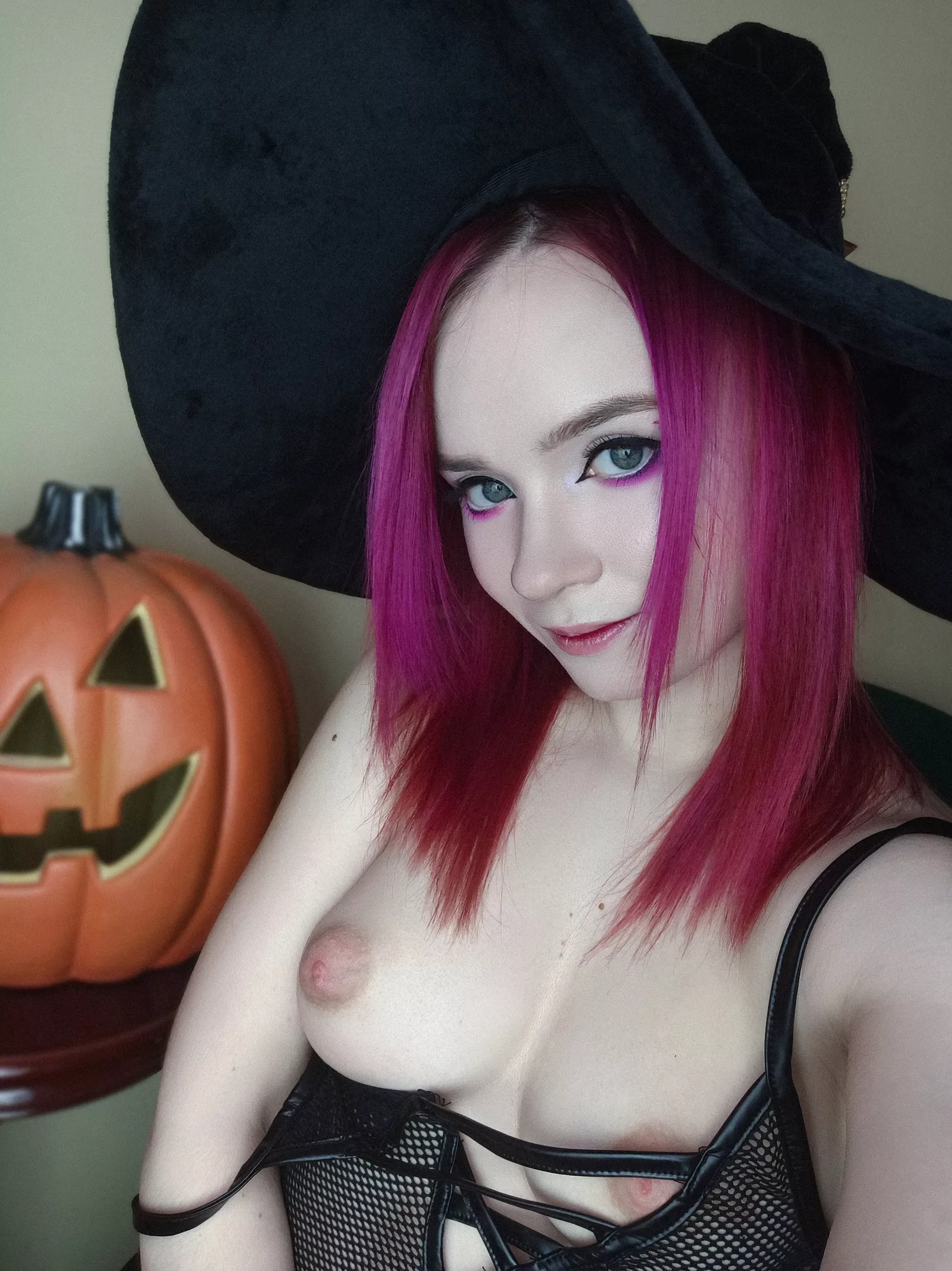 Pale sweet witch and her charms 🕸️🖤