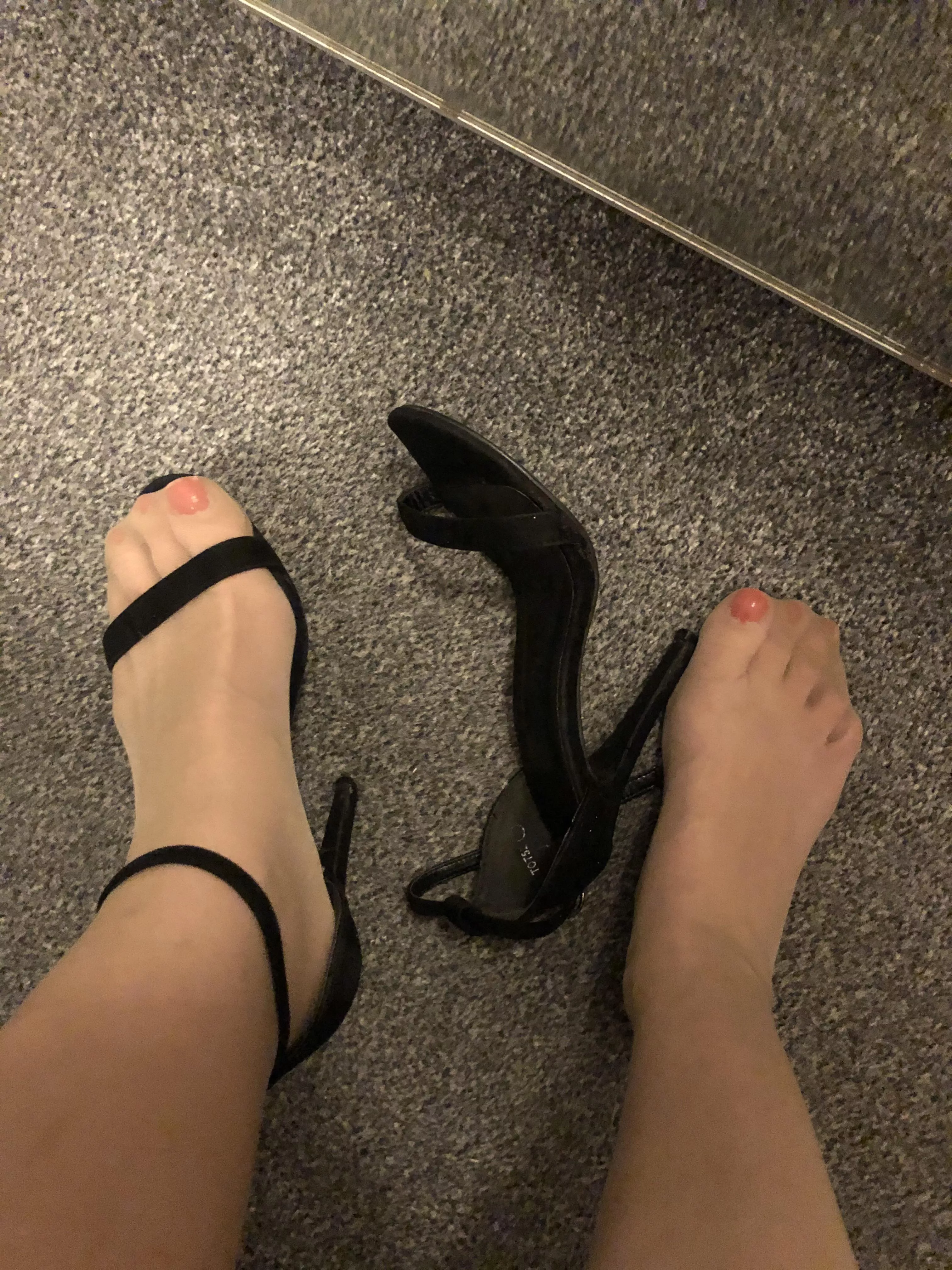 Pantyhose-red toes and peep toe heels 💋