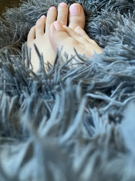 peek-a-boo 😉 👣