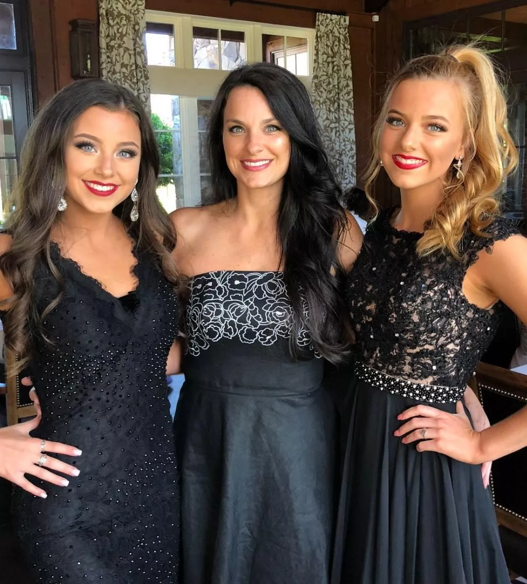 Pick your threesome of this mom and daughter duo, which one are you cumming in?