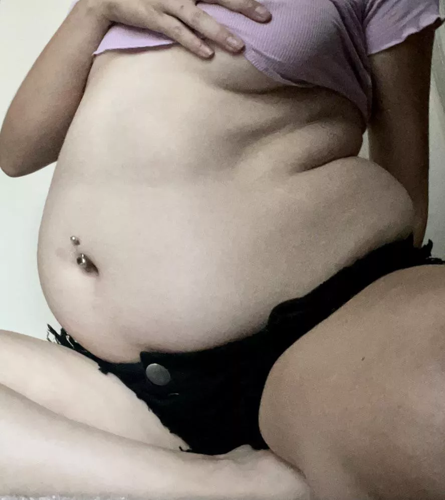 piggy needs a feeder 🐷🐷 even my bellybutton ring is getting tight now... wanna help me pop?