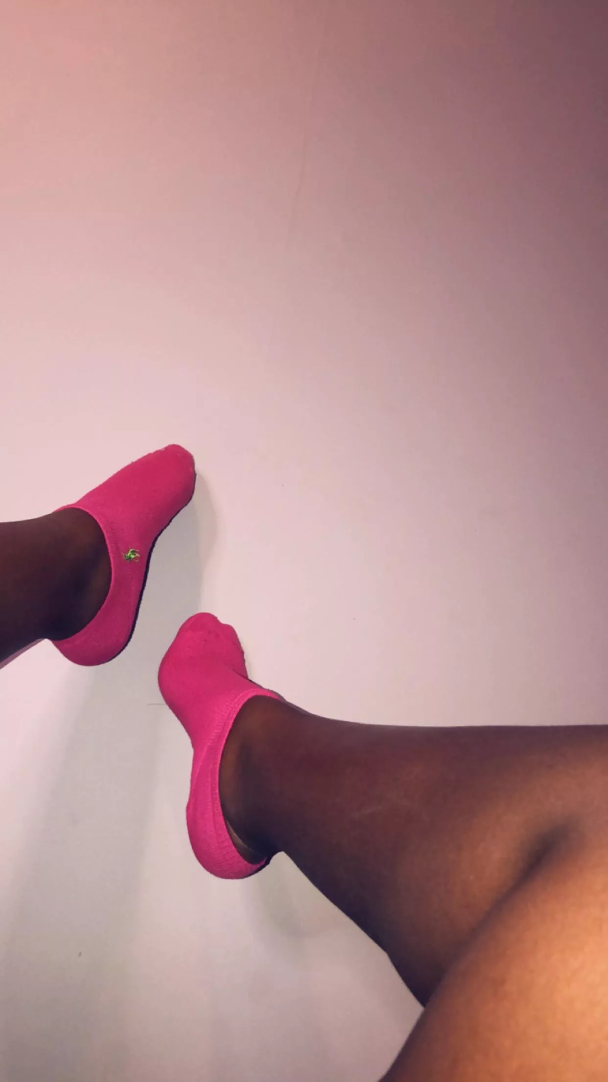 Pinky pink 🎀💕Looking for my new 🐷 You can get customized feet pics + so much more at a great deal | looking forward to your pm or Kik me •• aristarr5 ••