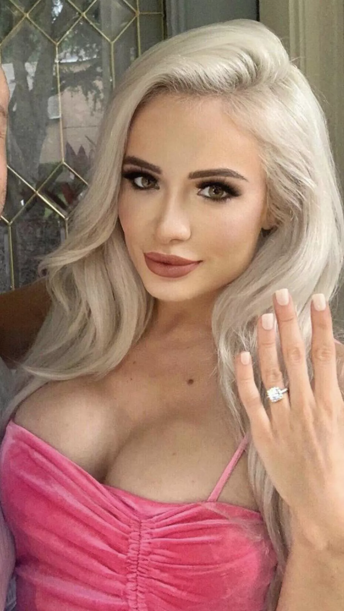 pop the champagne 🍾 Scarlett is engaged