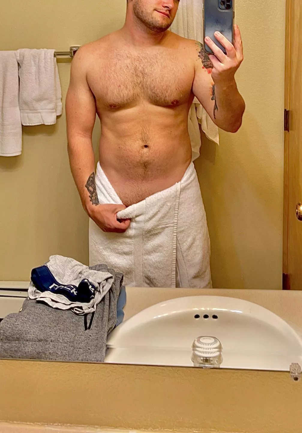 Post shower selfie to end the night (m28)