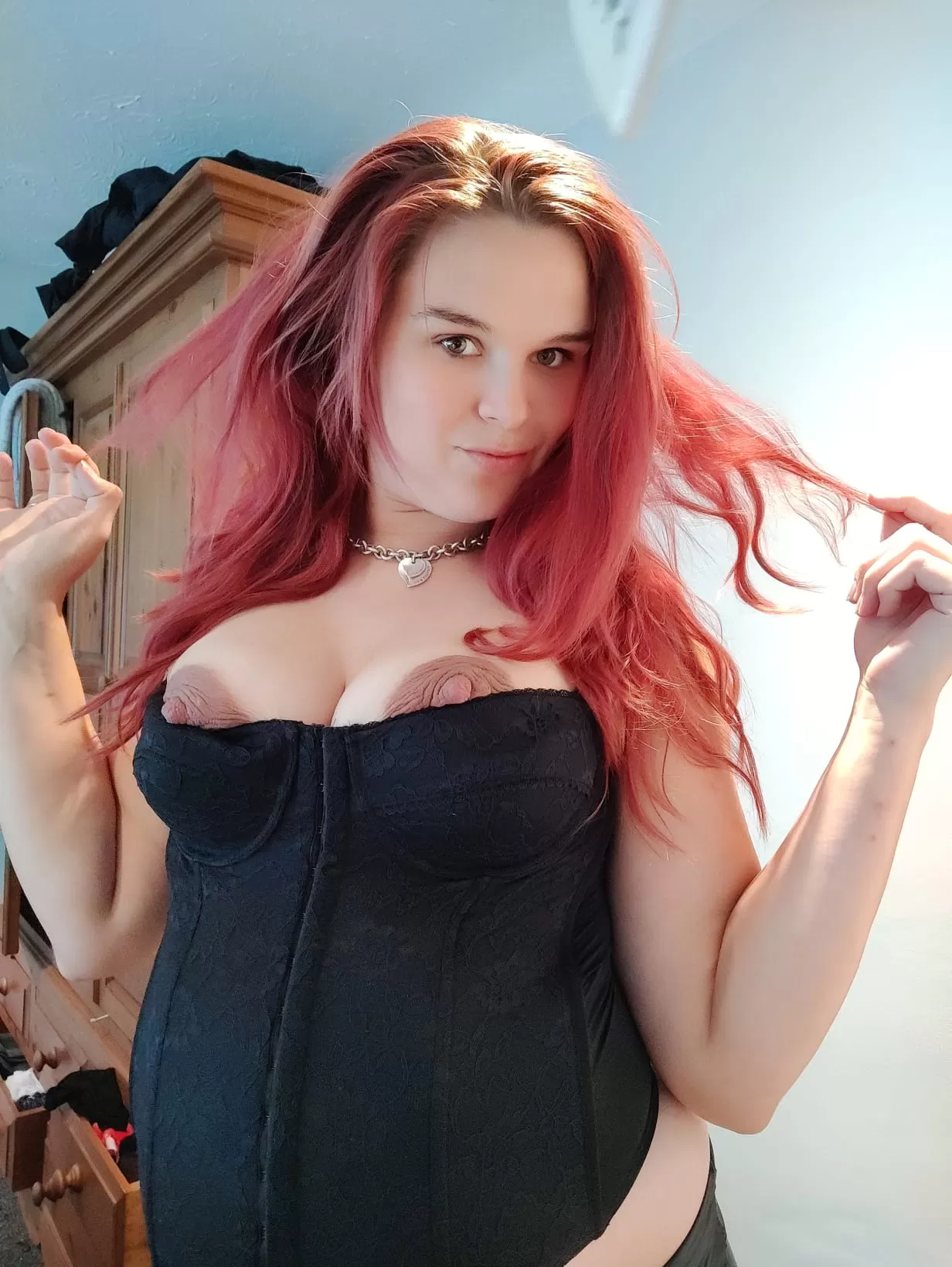 Pregnant horny milf. Im missing my corset but I won't fit in it now 🤣