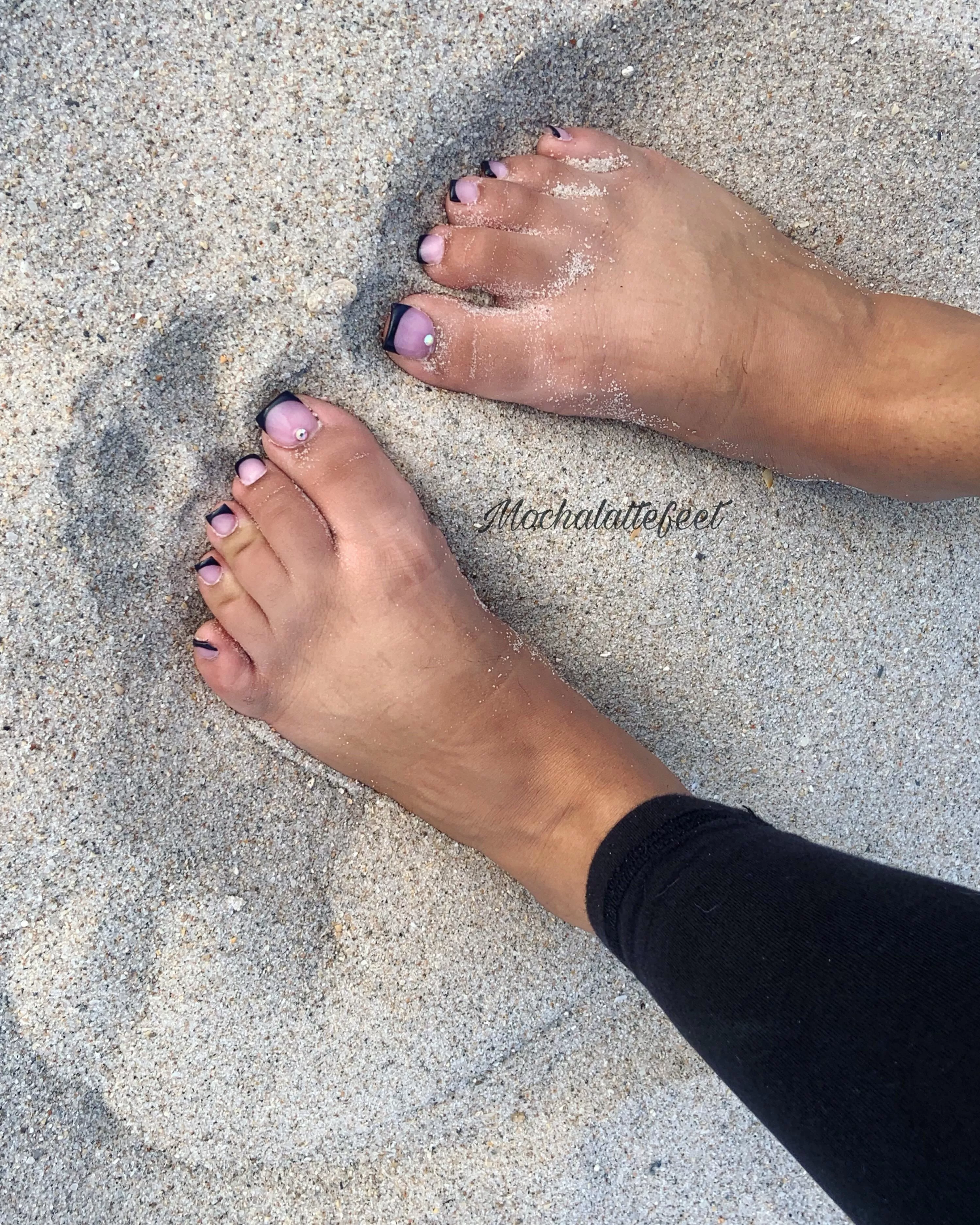 Pretty feet in the sand 🧉