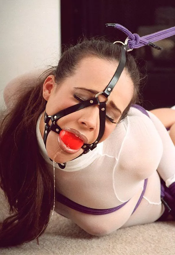 Pretty girls always look the prettier when gagged 😈