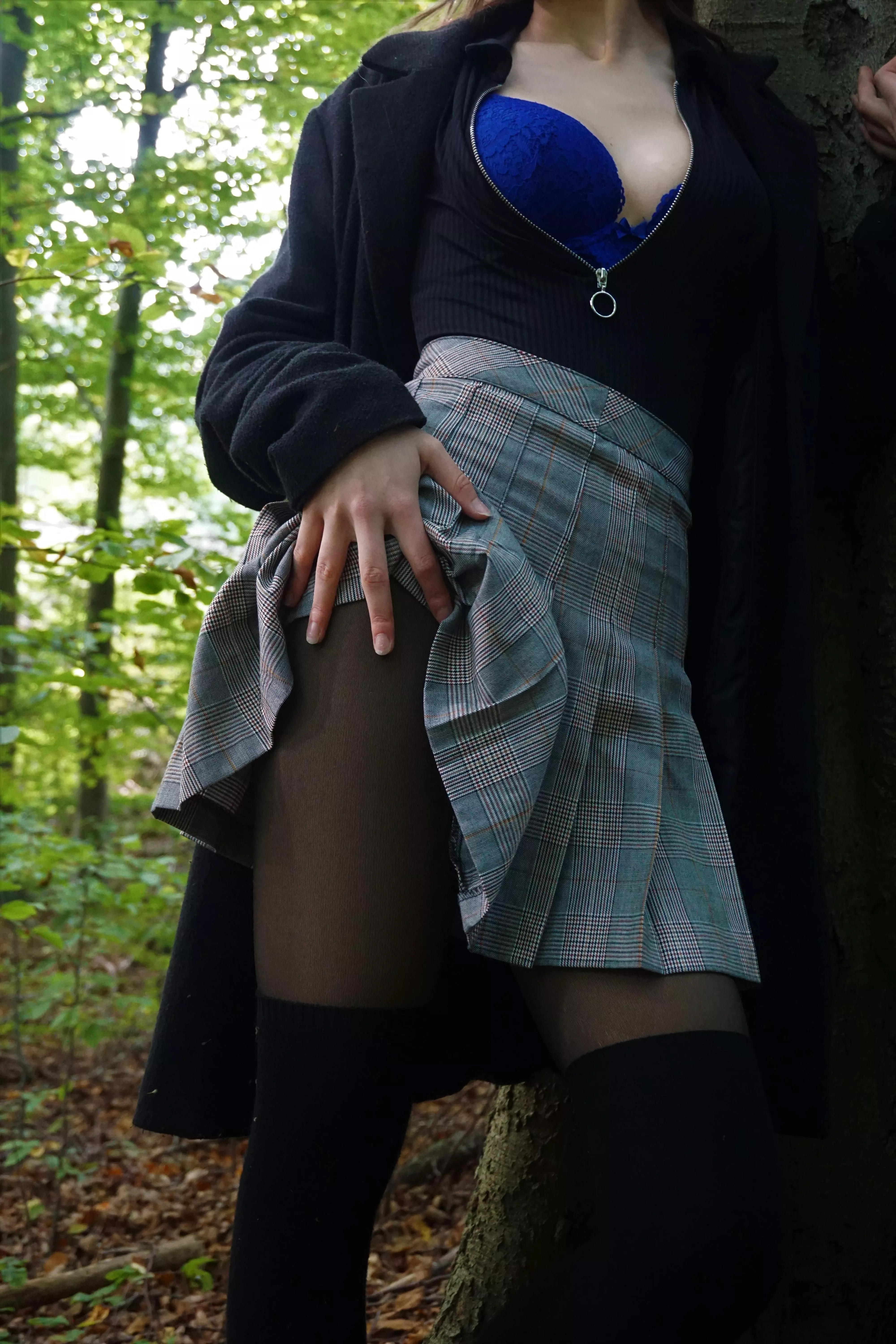 🌳🐉Pulling up my skirt like this just makes my legs and thighs stand out so much 🥰🥰