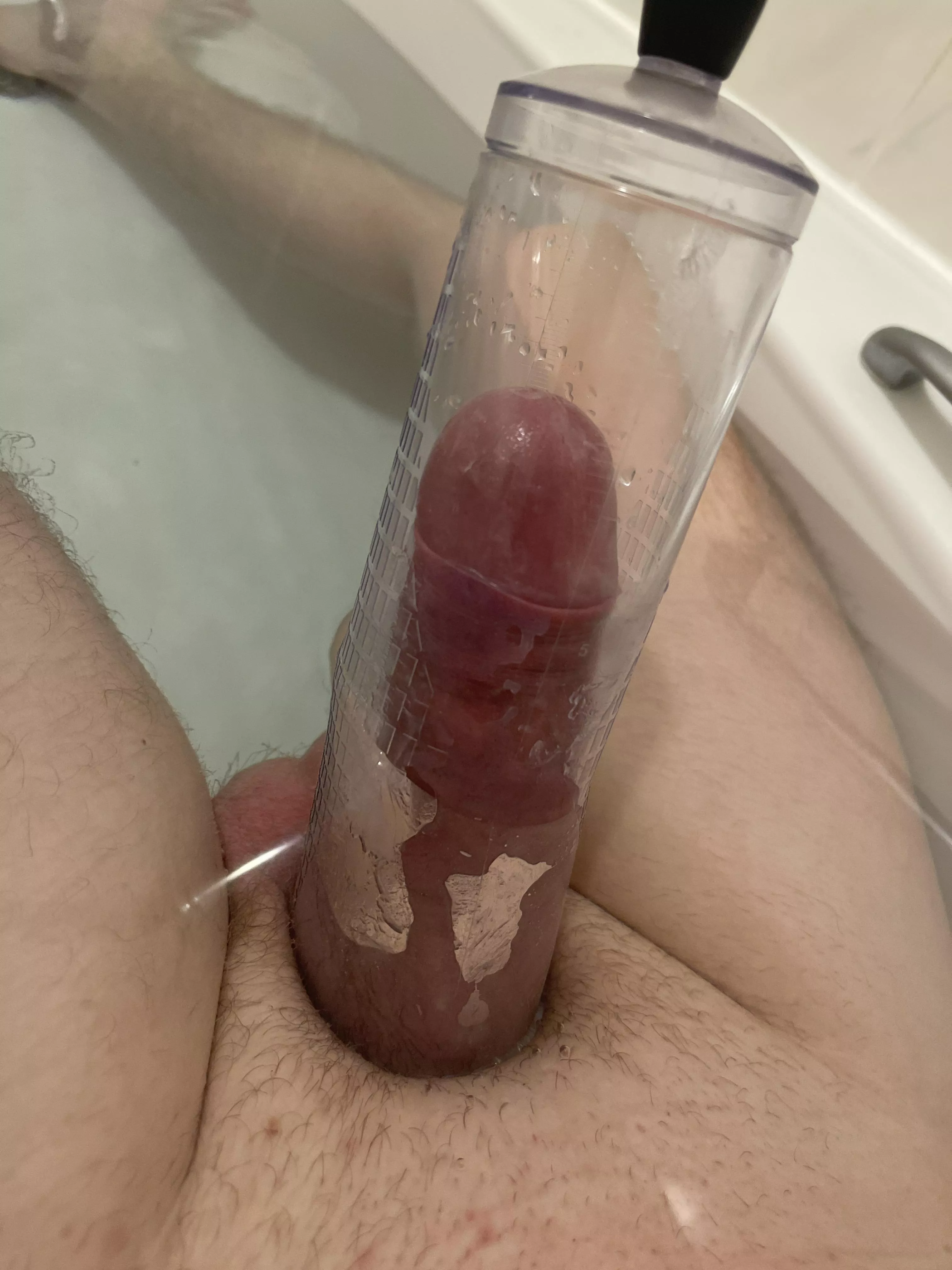 Pumping while in bath looking at other pumpers makes me want to cum so much