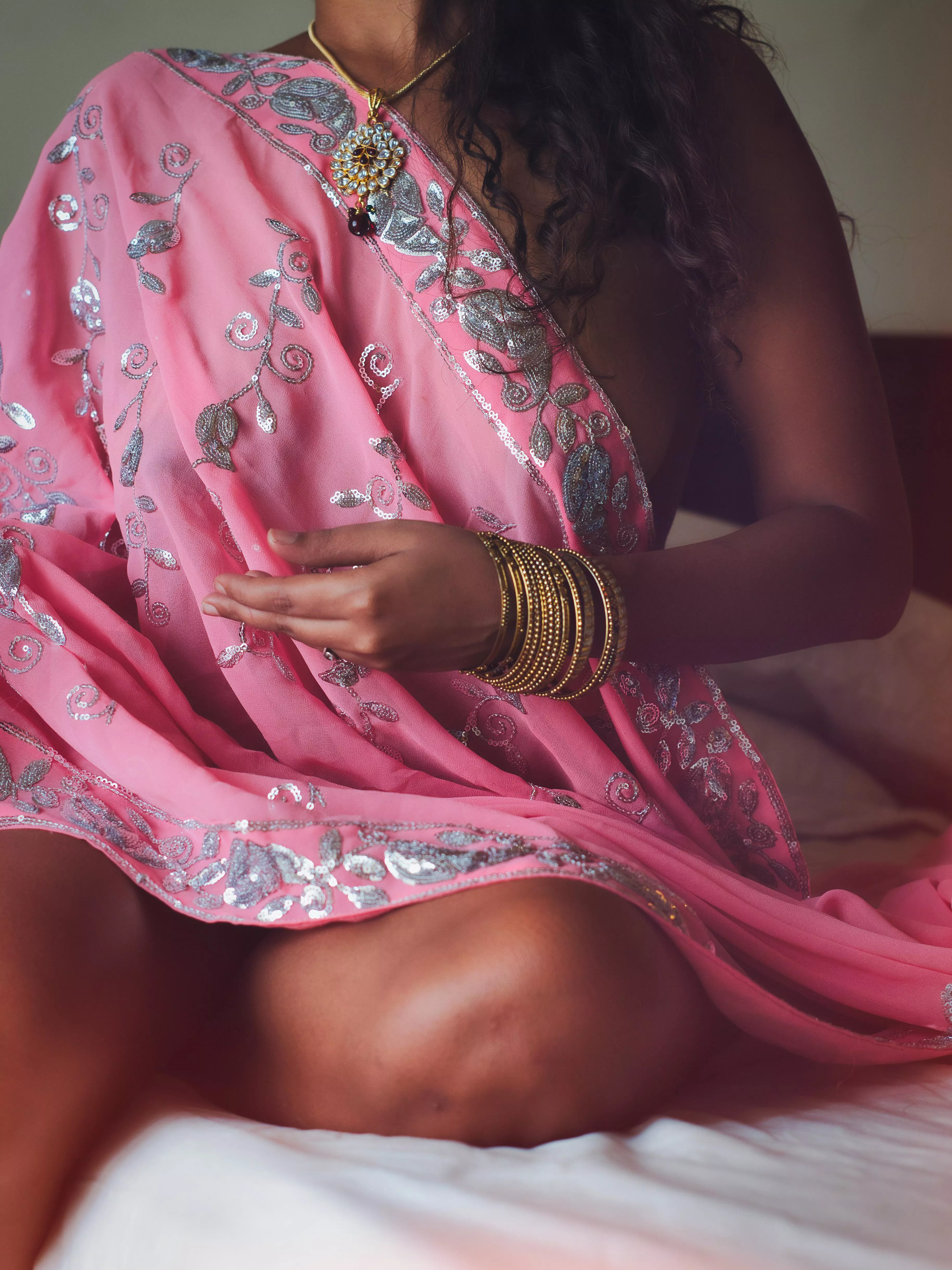 Punjabi Indian babe adorning pink saree for your pleasure, love ðŸ’•