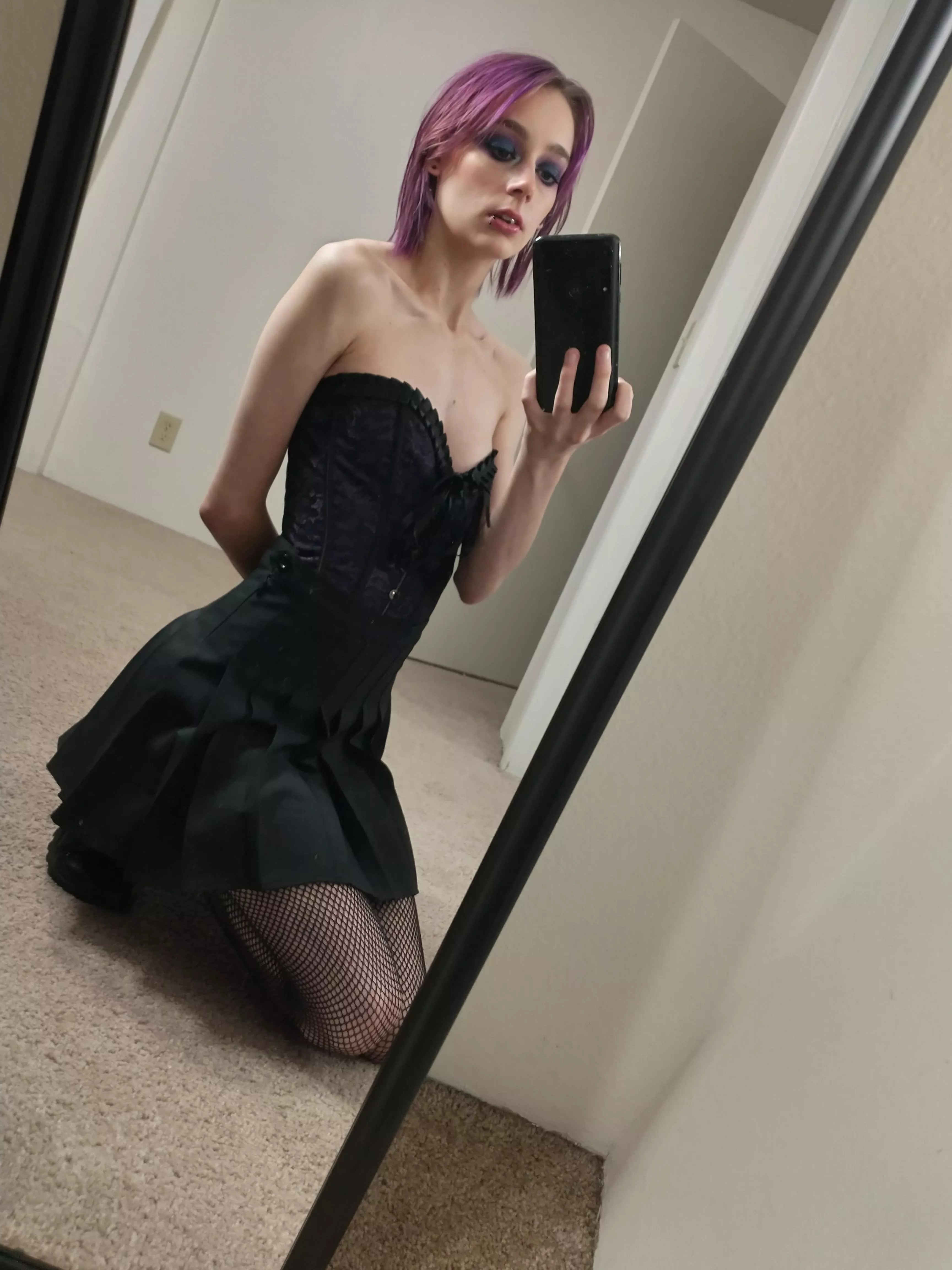 Quick mirror selfie in my favorite corset, let me know what you think