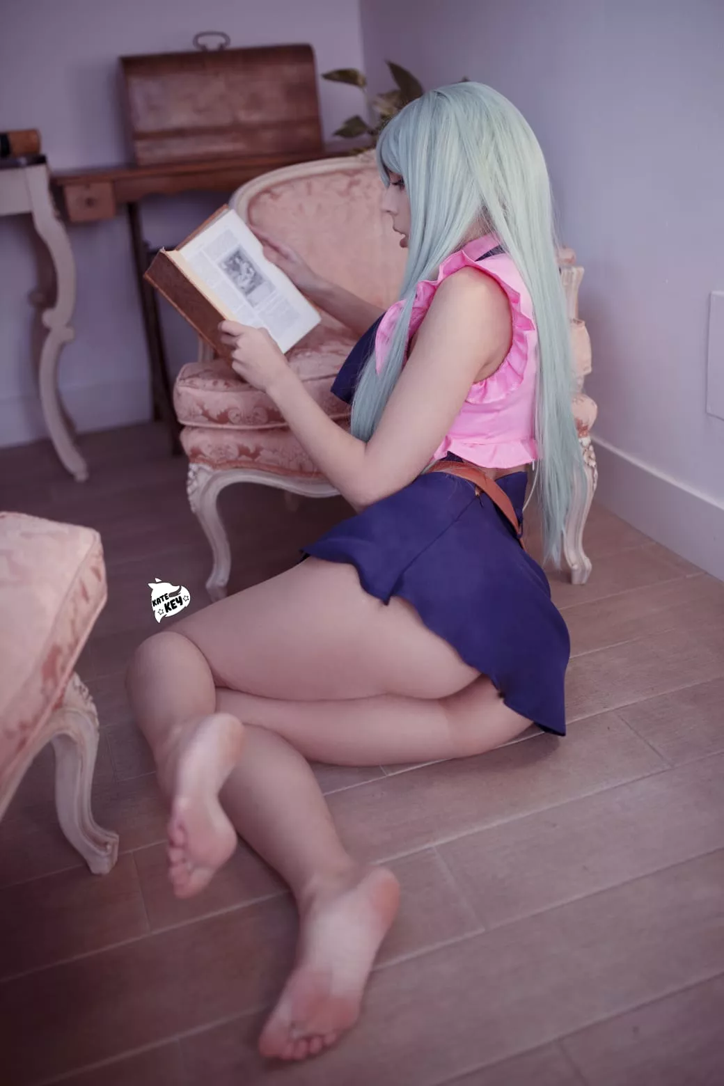 Reading a book in an innocent pose~ Elisabeth Liones cosplay by Kate Key