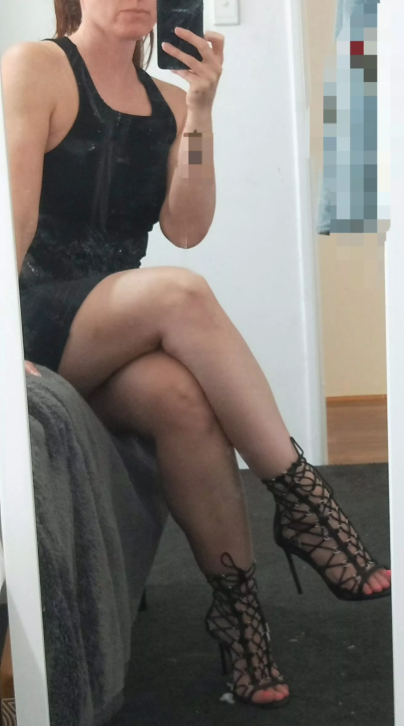 Ready for a sexy night out in my new heels 😍