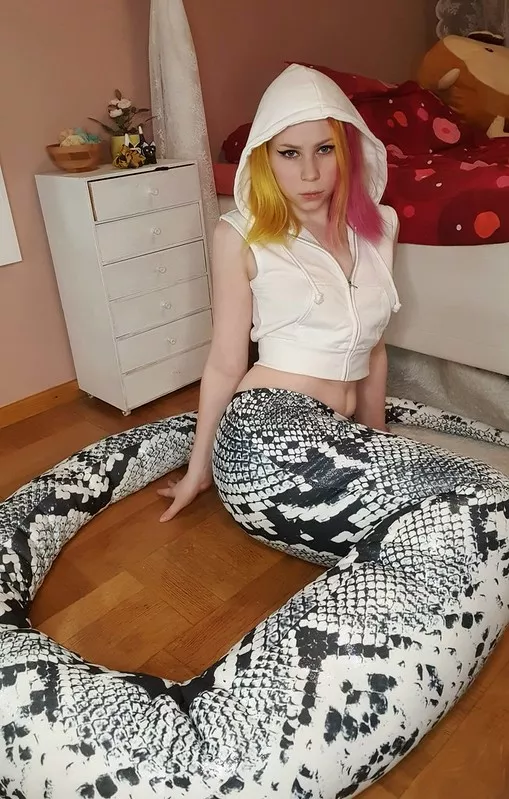 Real life white Lamia by MisaCosplaySwe