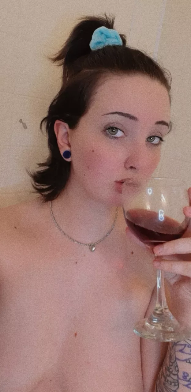 Red wine and a hot bath to wash off the stressful day 😋