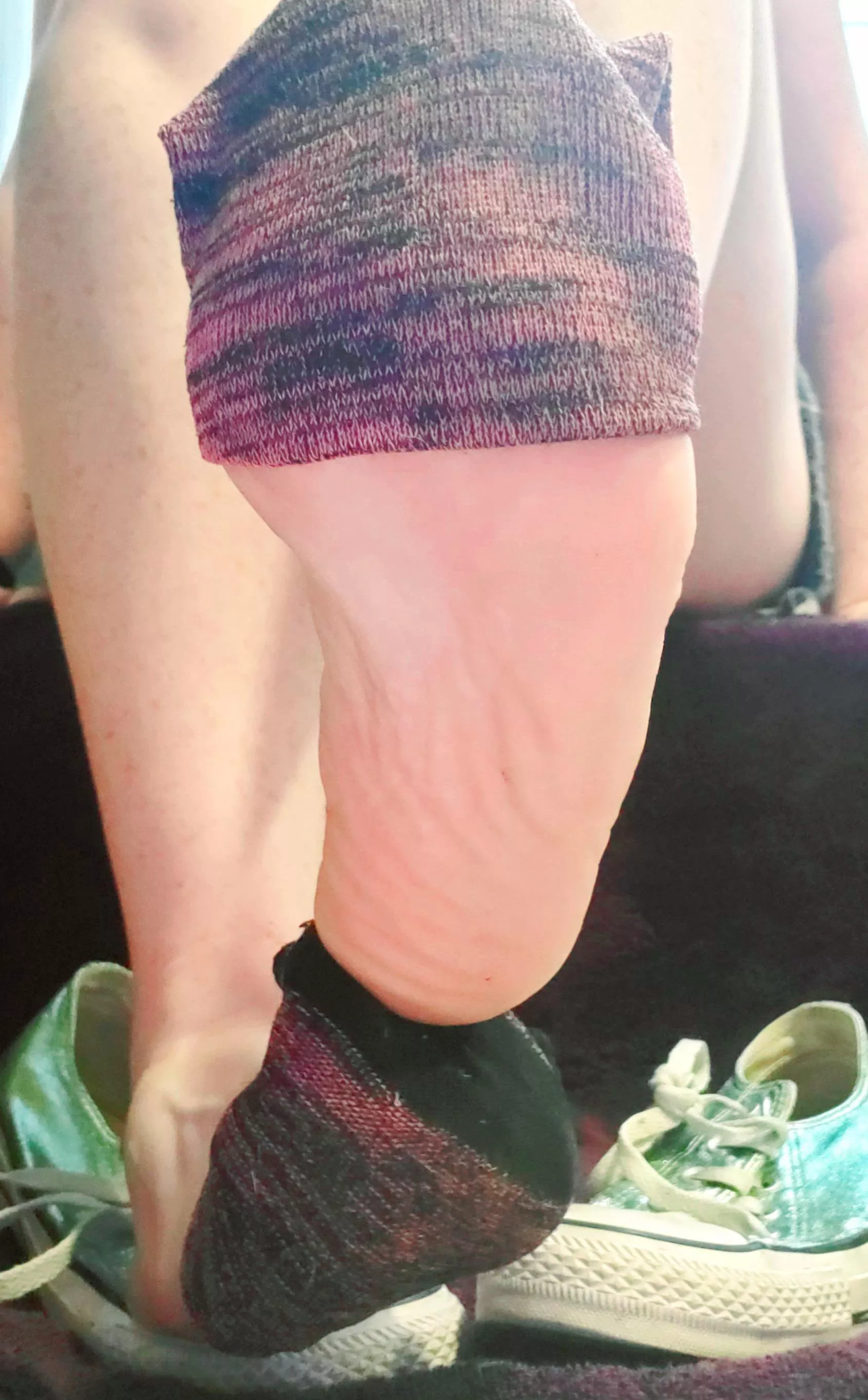 Releasing these sweaty soles from their captors after a long hot humid day... who wants to get a sniff?? 😉👄👅❤