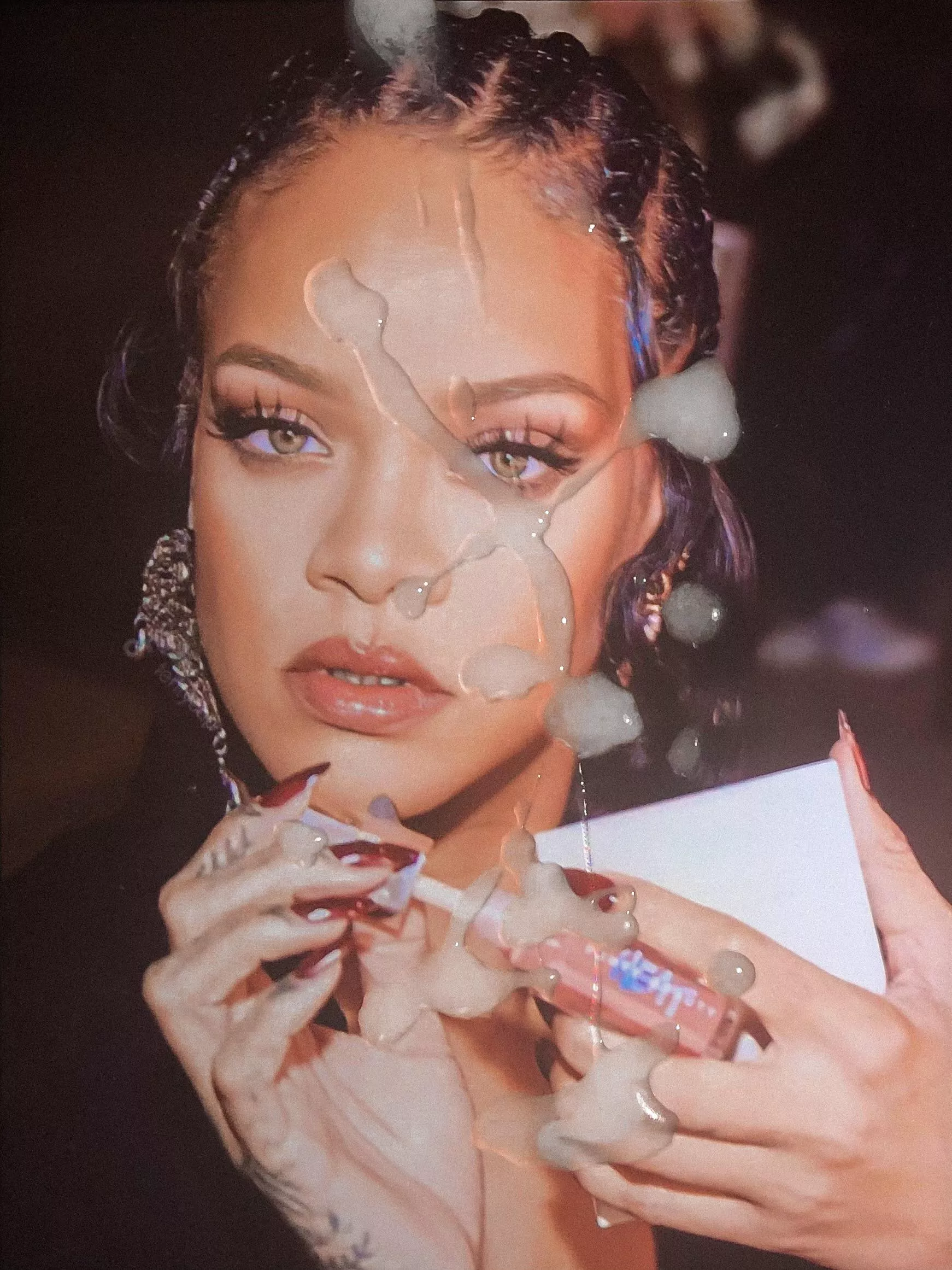 Rihanna testing out some new lip gloss💋💦