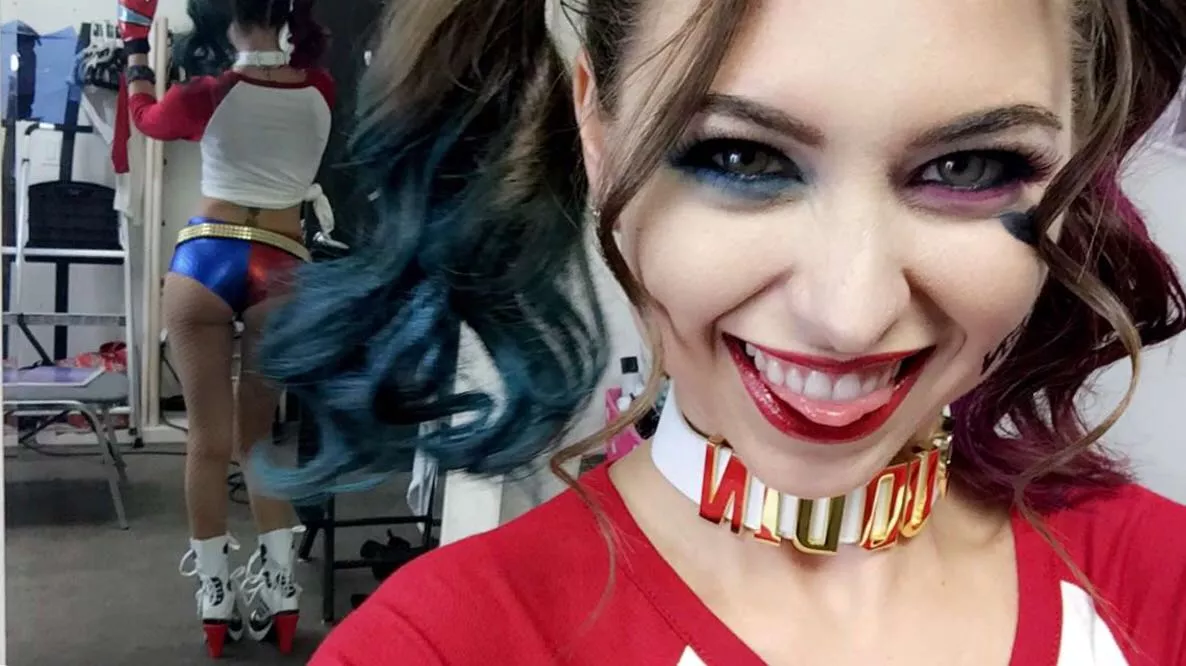 Riley Reid shows off her costume