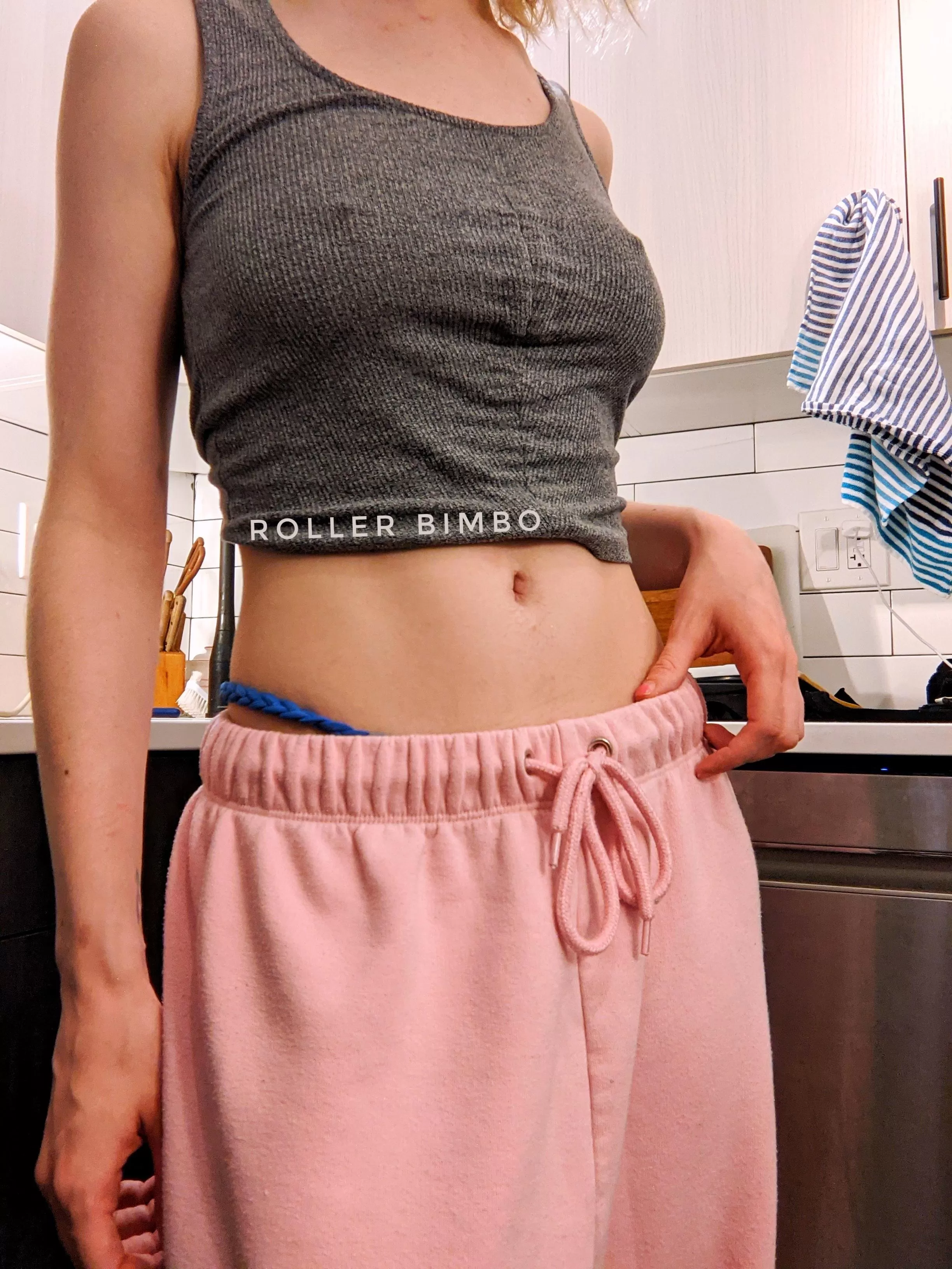 Rollerbimbo in pink sweatpants