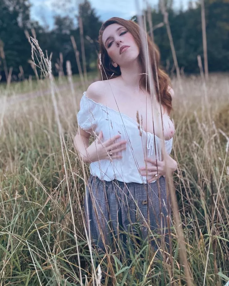 Run through the fields with me? Sub for free 🌾💗