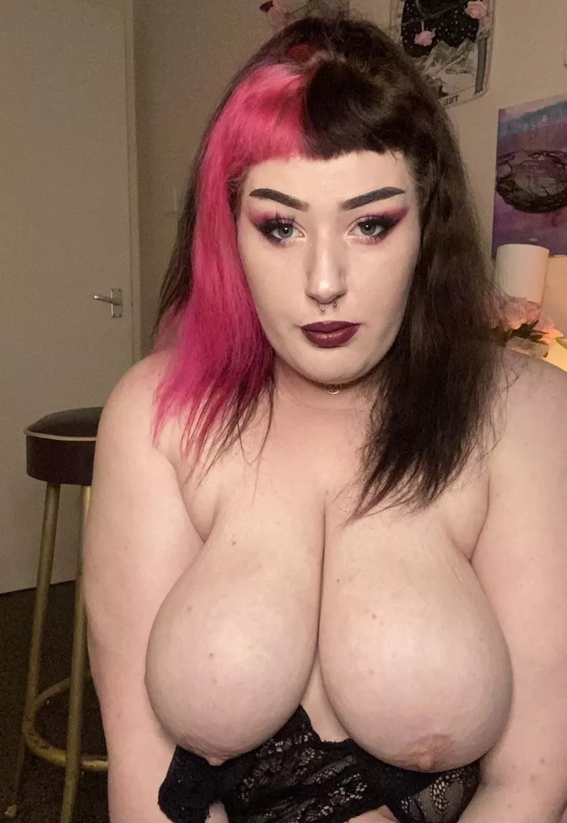 Scottish big tiddy goth gf