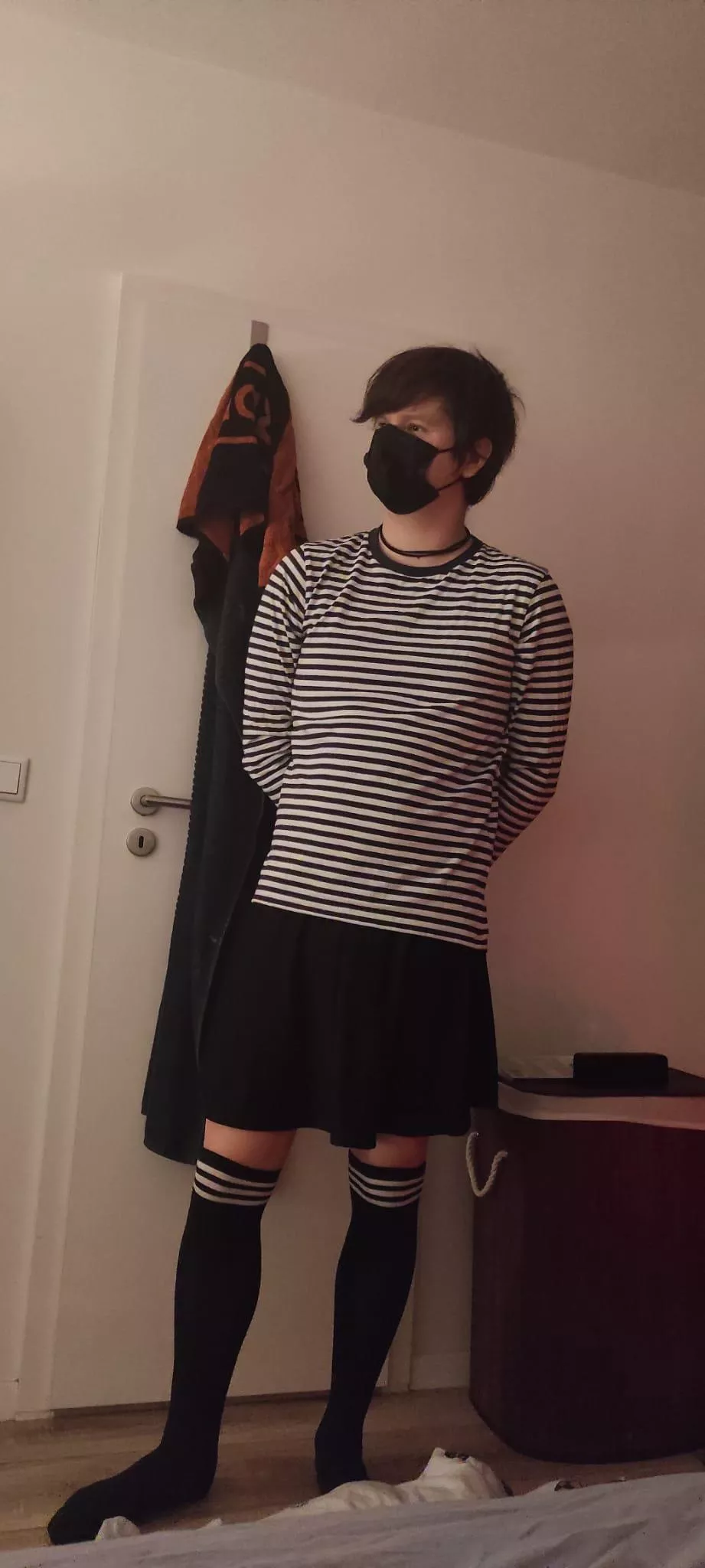 Second pic, same outfit, still insecure