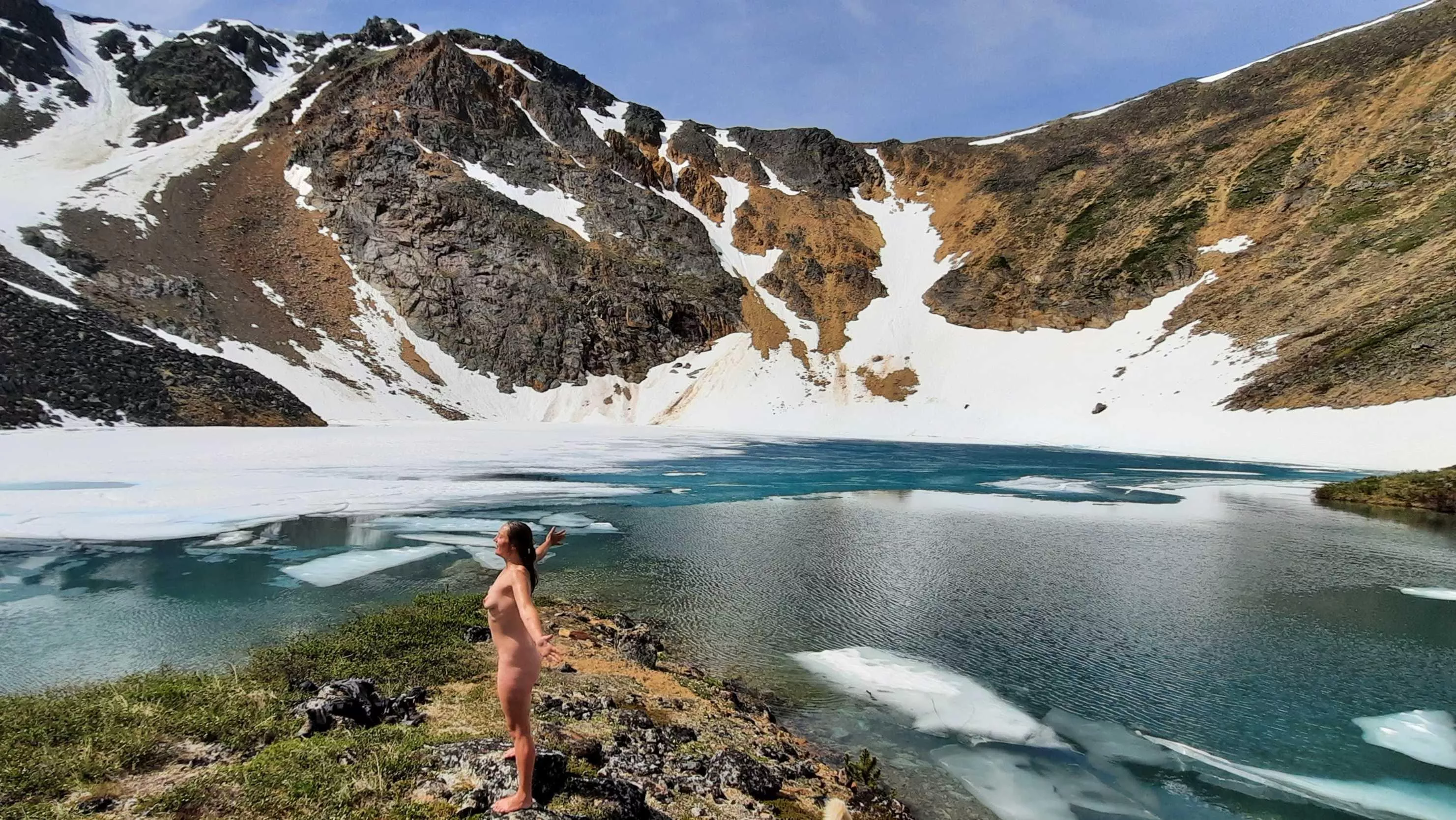 Secret alpine lake in Northern 🇨🇦 (f36)