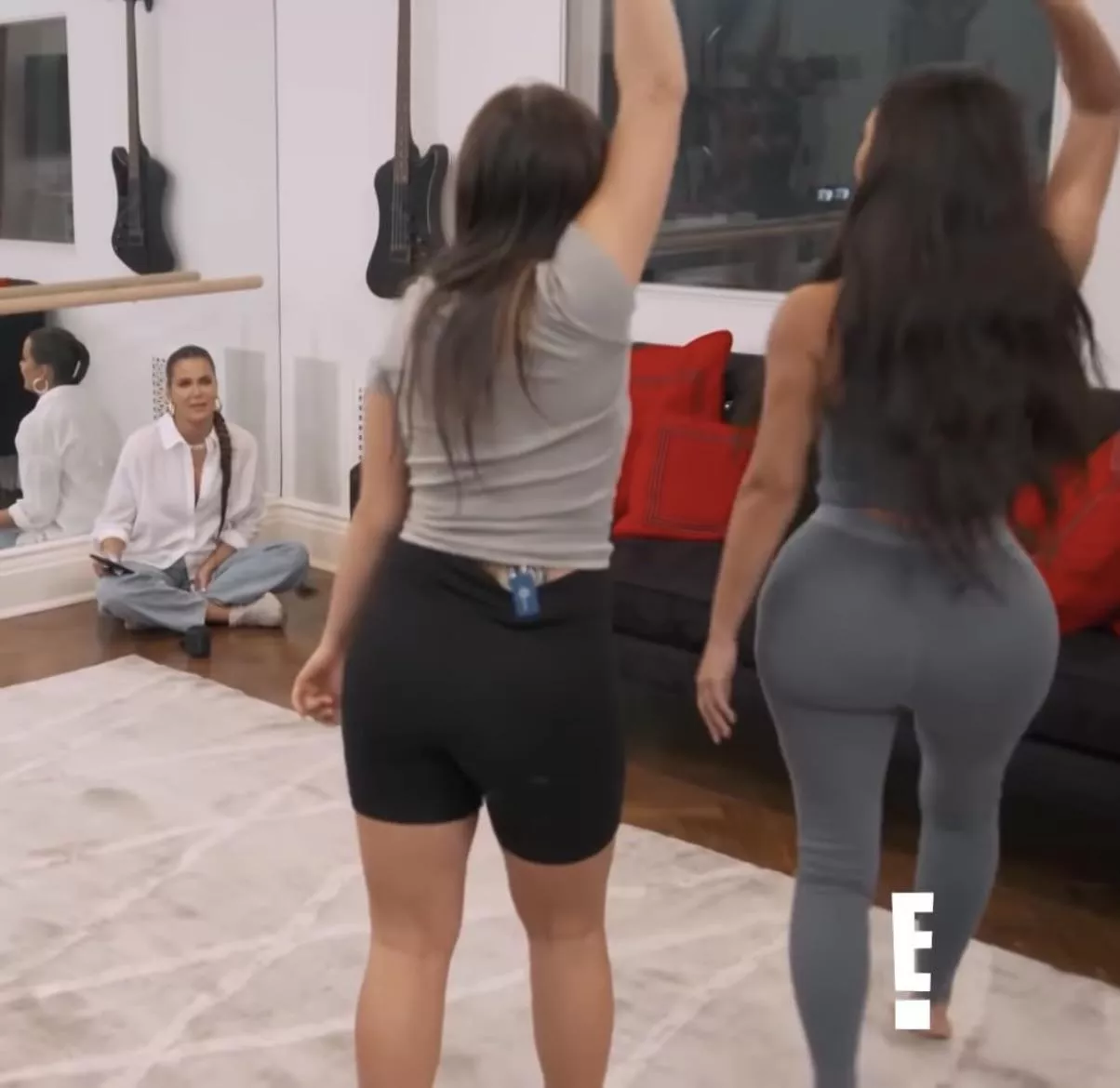 Seeing her fat ass next to Addison you realise how gigantic that thing is in comparison 😍