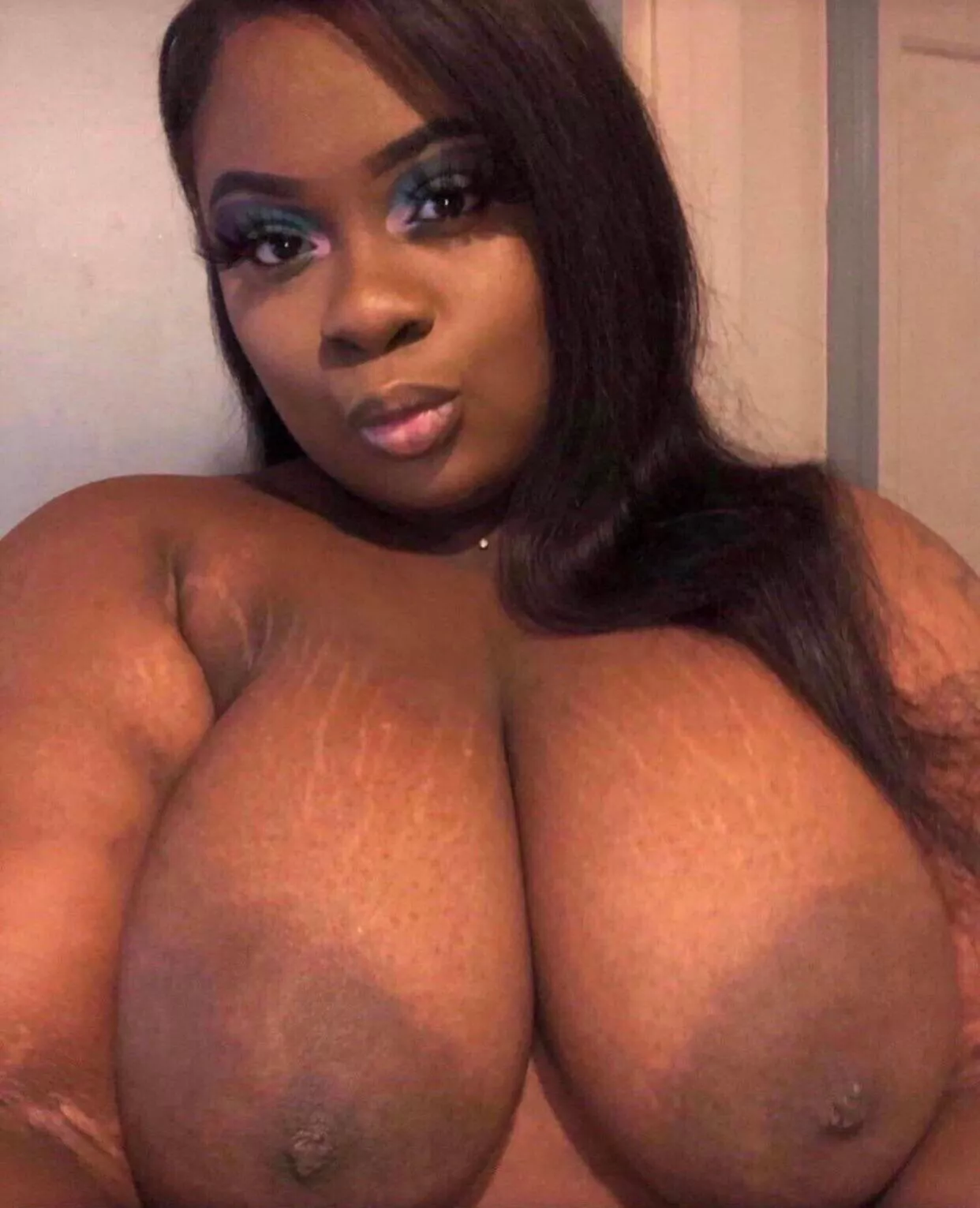 Seems like black women donâ€™t get attention here. ðŸ˜³ If you like ebony tits say hi or something ! ðŸ¥°