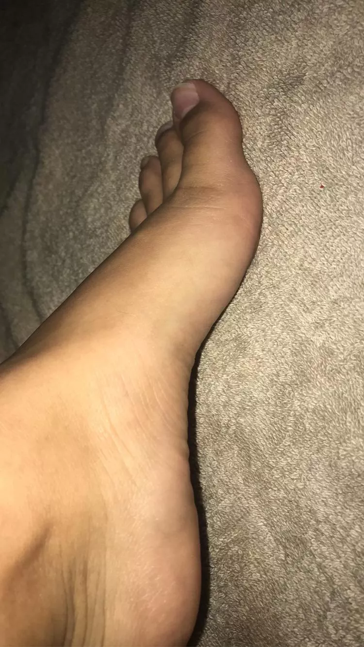 Selling feet picturesðŸ¥´ !Cash App only! I can do nail polish, fishnets, high heels etc. Donâ€™t be shy, DM meðŸ˜‰