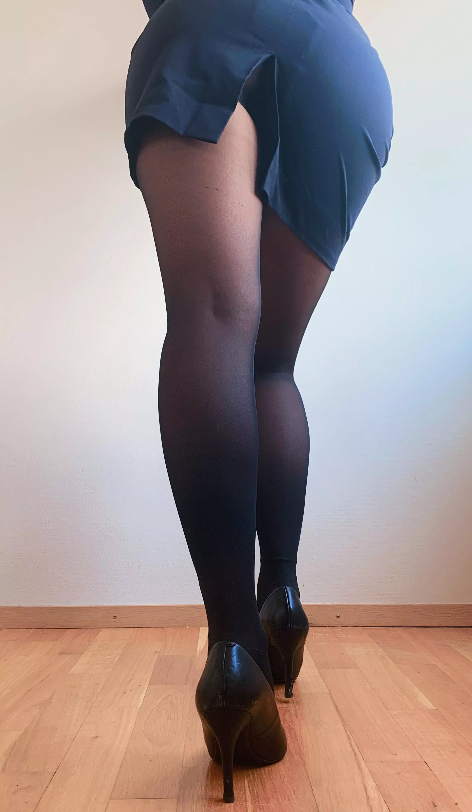 [selling] flight attendant shoes and tights!! Message me [kik] flying.missy âœˆï¸ðŸ˜ˆ