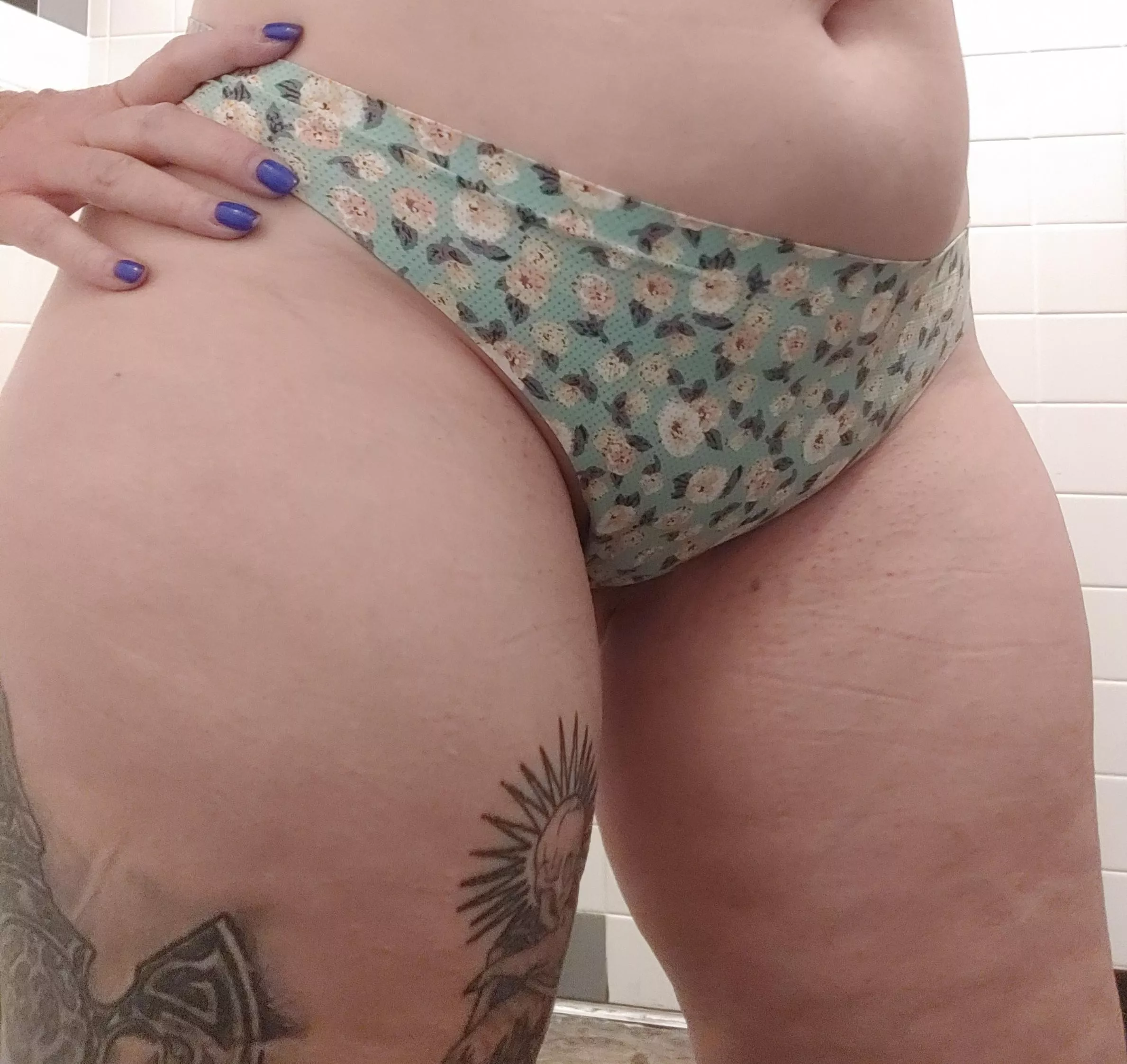 [SELLING] I'd love to cater to your fetish with custom pics, vids, sexting, items, or SPH/humiliation sessions. 😈