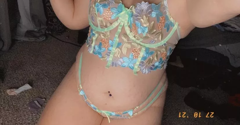 [SELLING] pick your fave flower🌸 pics, vids, sexting, GFE, dropbox(3,000+ items), panties, premium, etc. KlK: ctrlr / SC: bunnybabesred