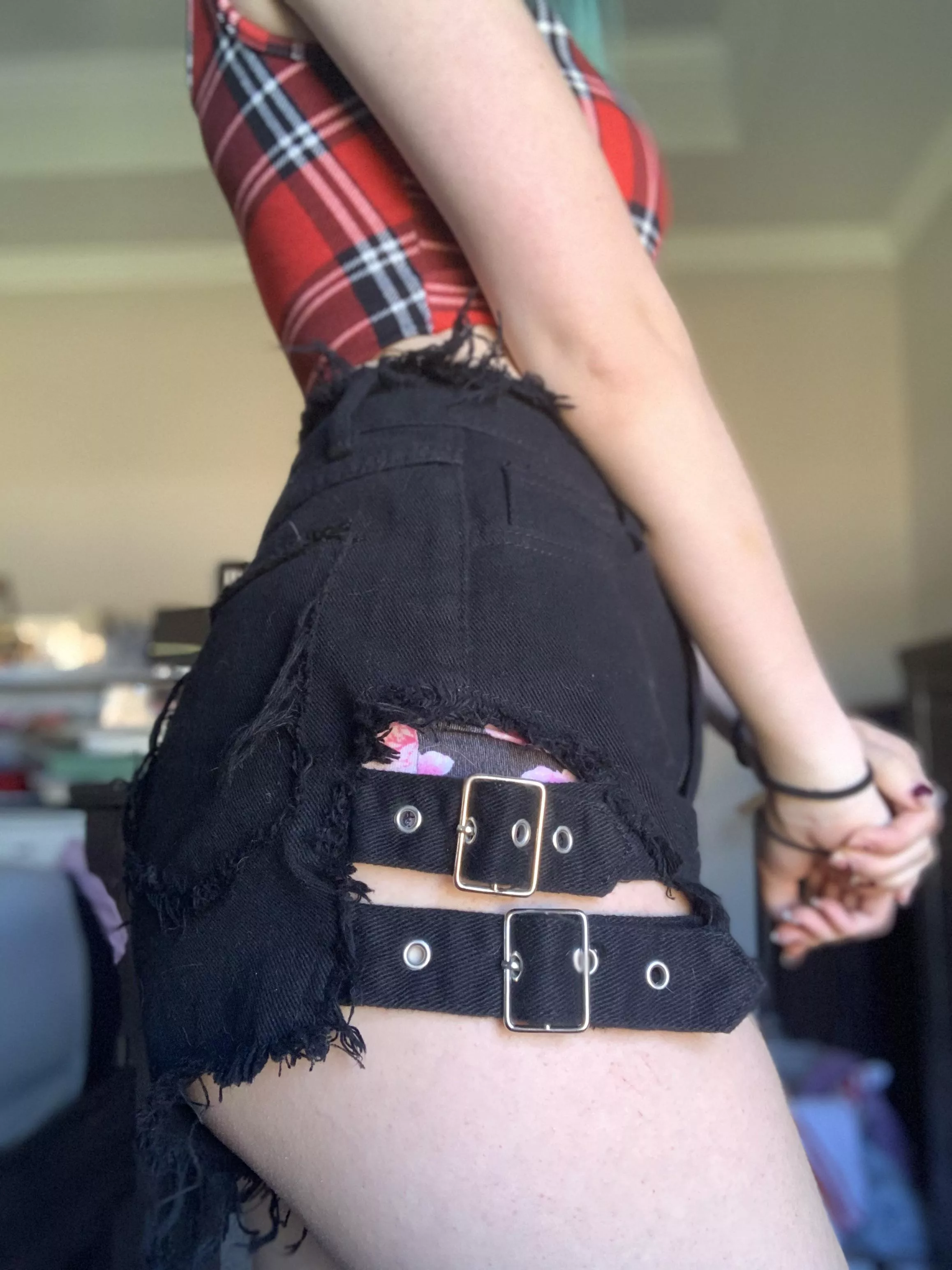 [selling][USA][f] ootd Peep my floral boy shorts! Running a SALE, any purchase made before the end of October gets a free cumming video in your panty💦💦