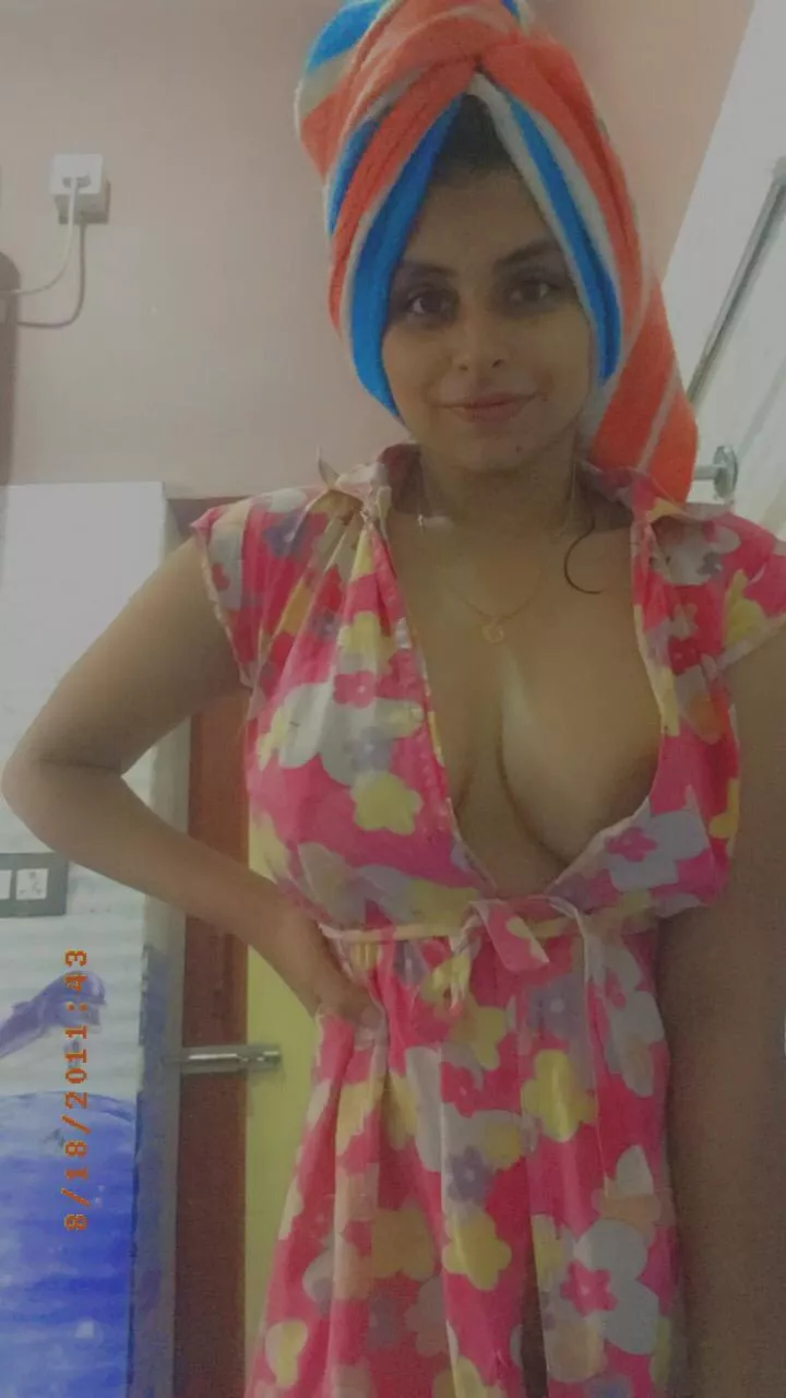 Sexy beautiful bhabhi showing assets to dever wfter bathing 😍🔥🤤💦 link in comment ⬇️