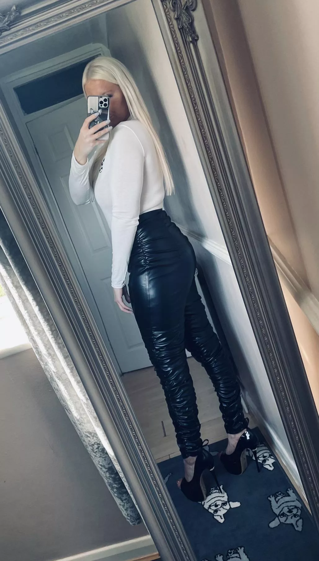 Sexy leather sinner