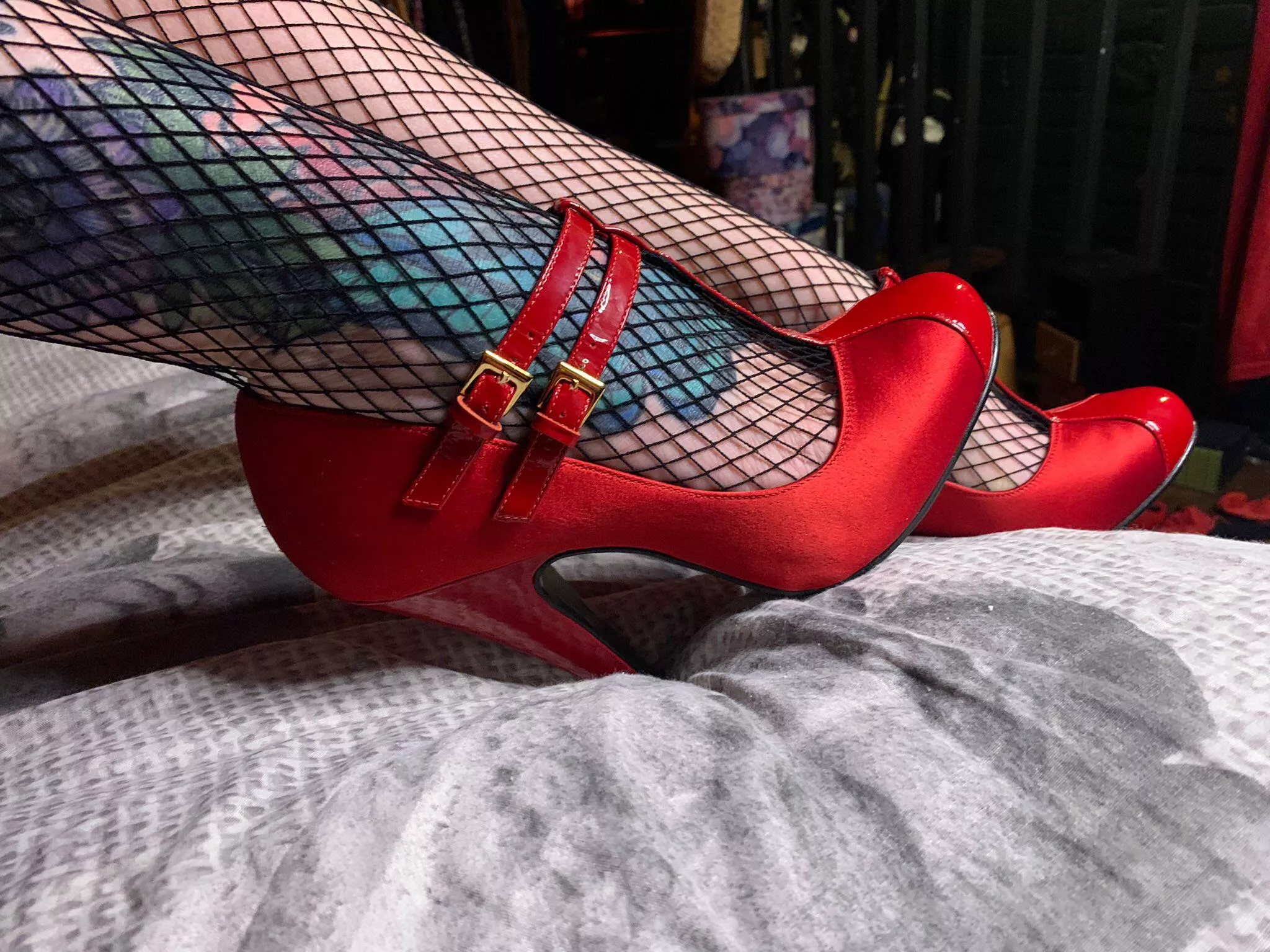 Sexy red satin heels: x