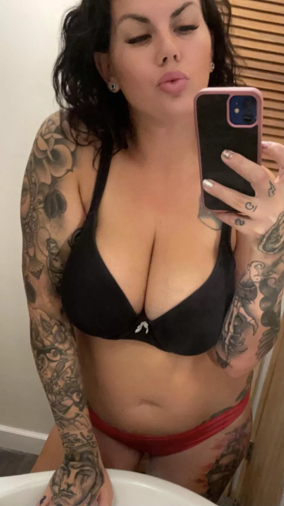 Sexy tatted milf with 38DDD , what more could you want or need â€¦