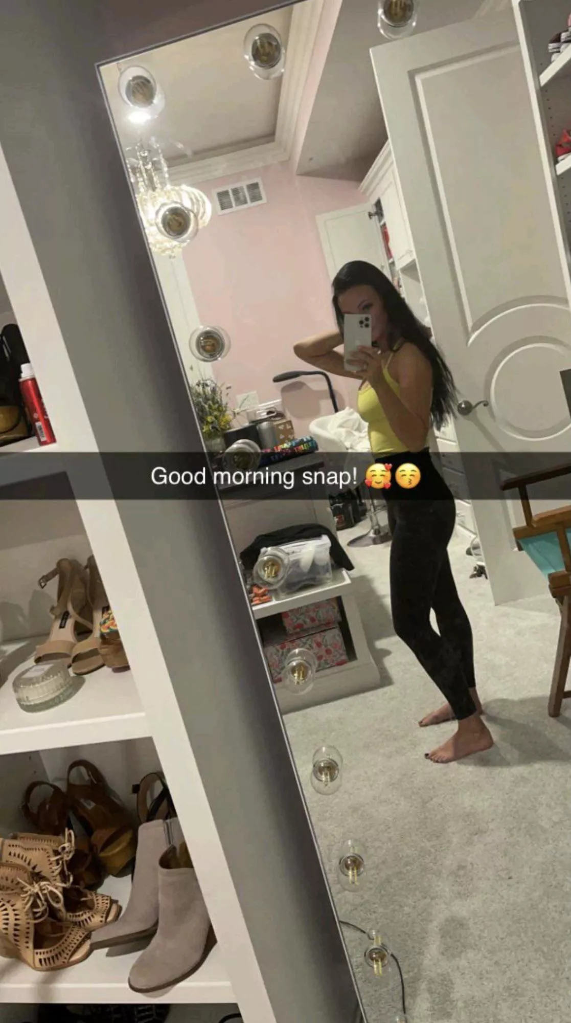 She NEEDS to keep posting her feet!! Also can someone PLEASE dm me with the discord???