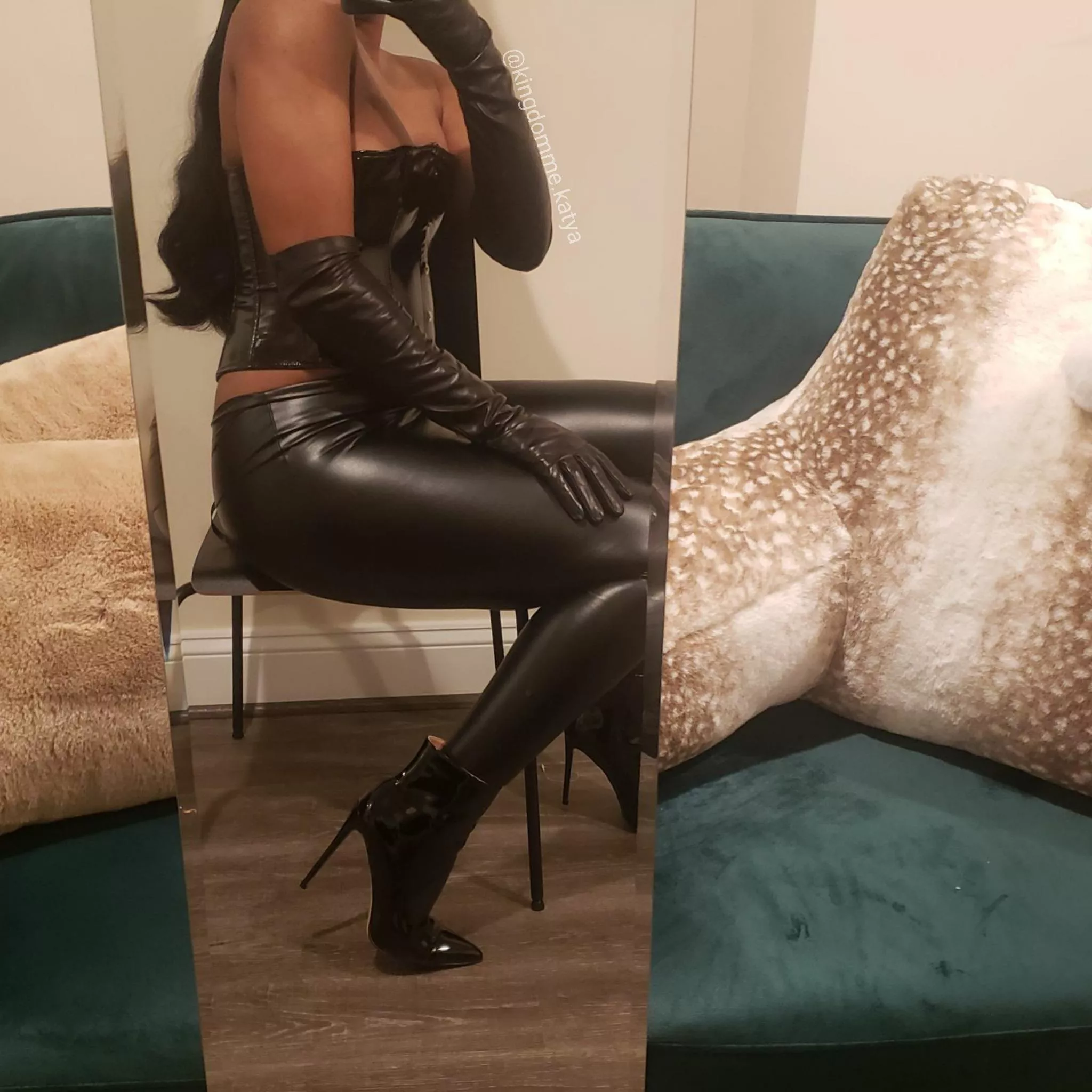 Shiny patent booties! 🥵